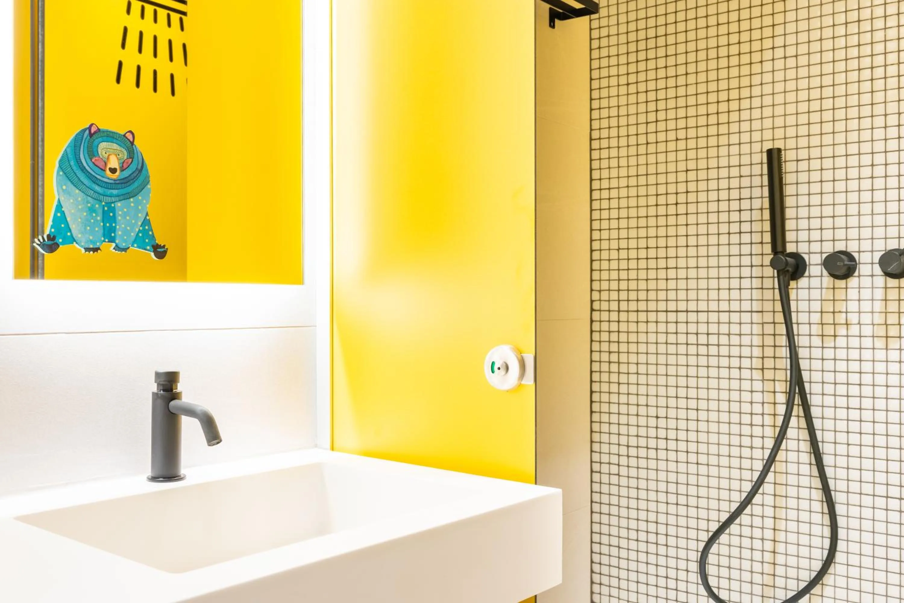 Shower in Petit Hostel Palacio Real