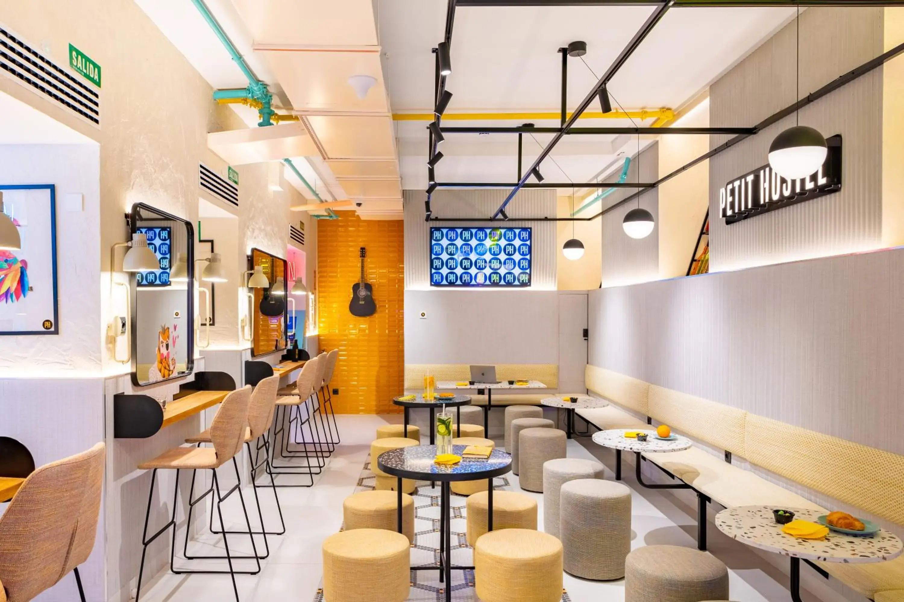 Restaurant/places to eat in Petit Hostel Palacio Real Restaurant/places to eat in Petit Hostel Palacio Real