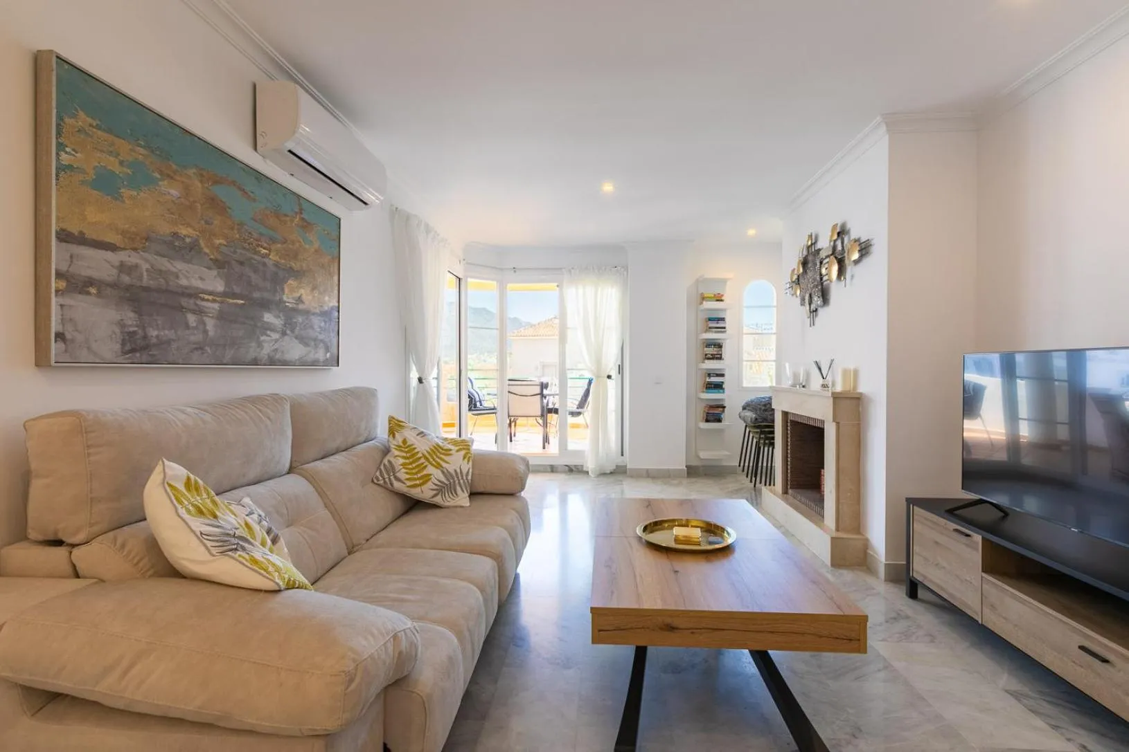 Great views, large terrace & walking distance