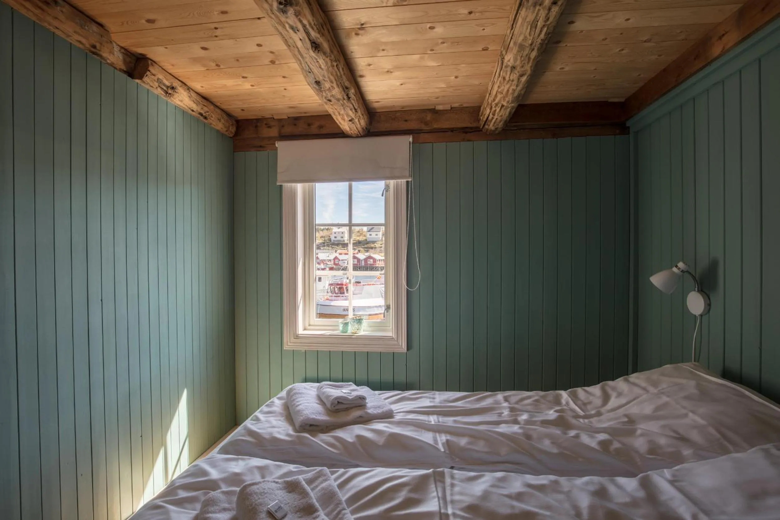 Bedroom, Bed in The Tide - Rorbuer