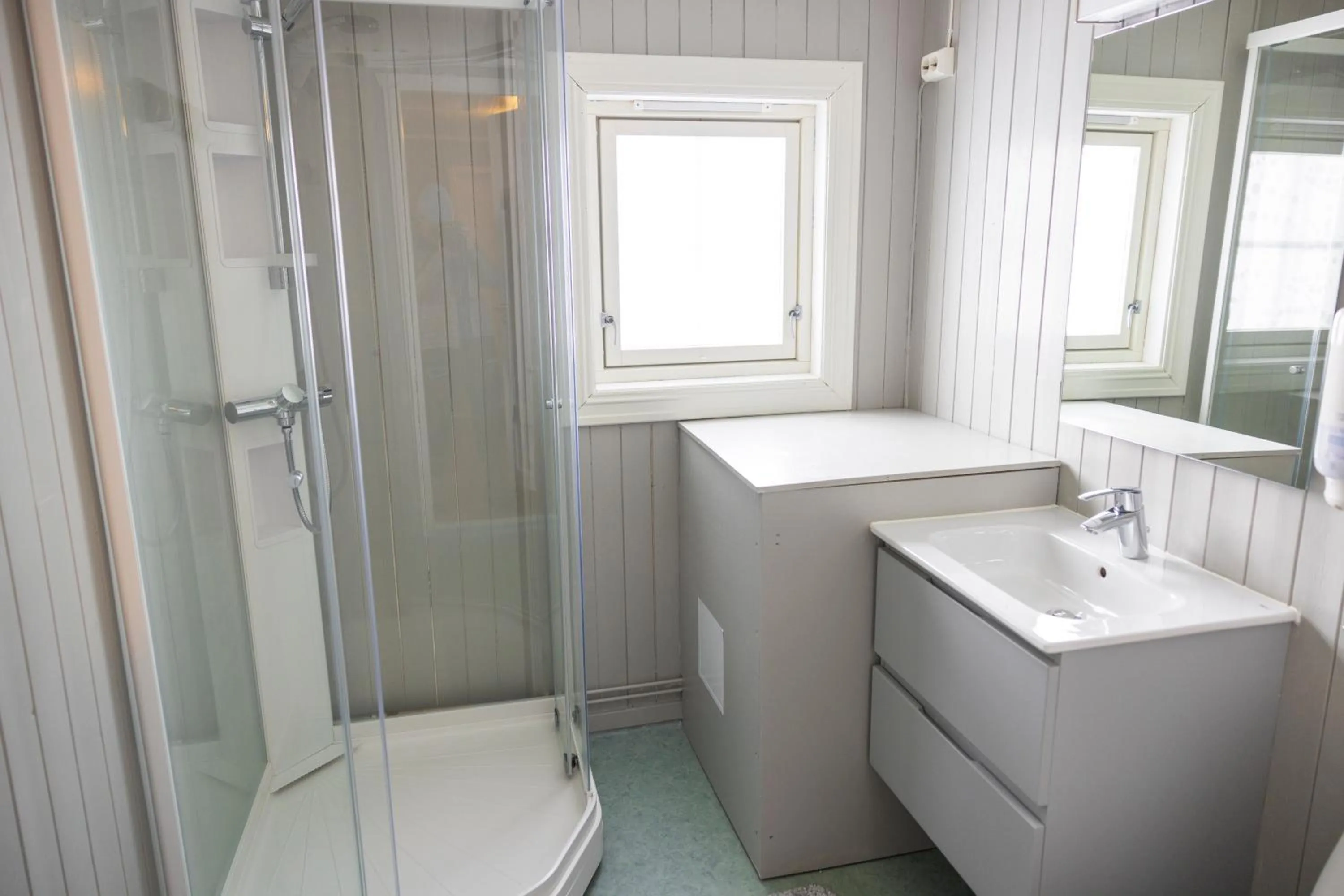 Bathroom in The Tide - Rorbuer