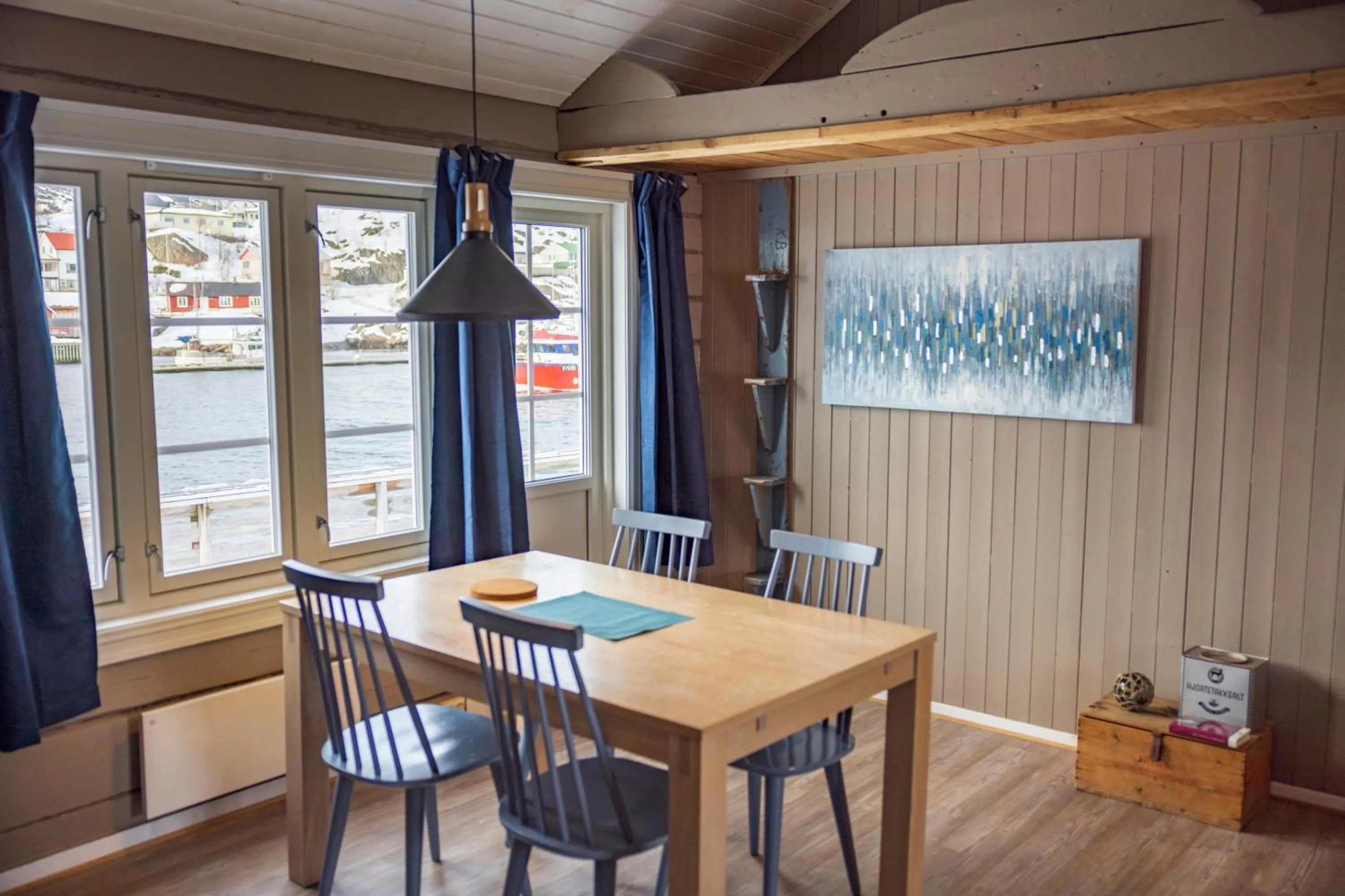 Dining area in The Tide - Rorbuer