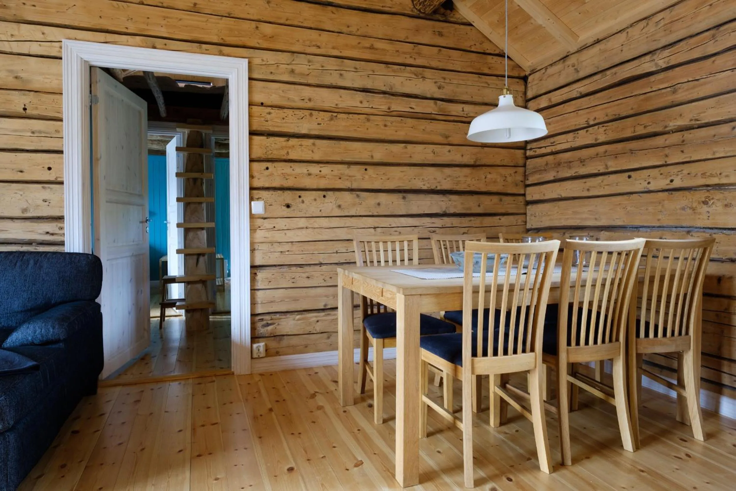 Dining area in The Tide - Rorbuer