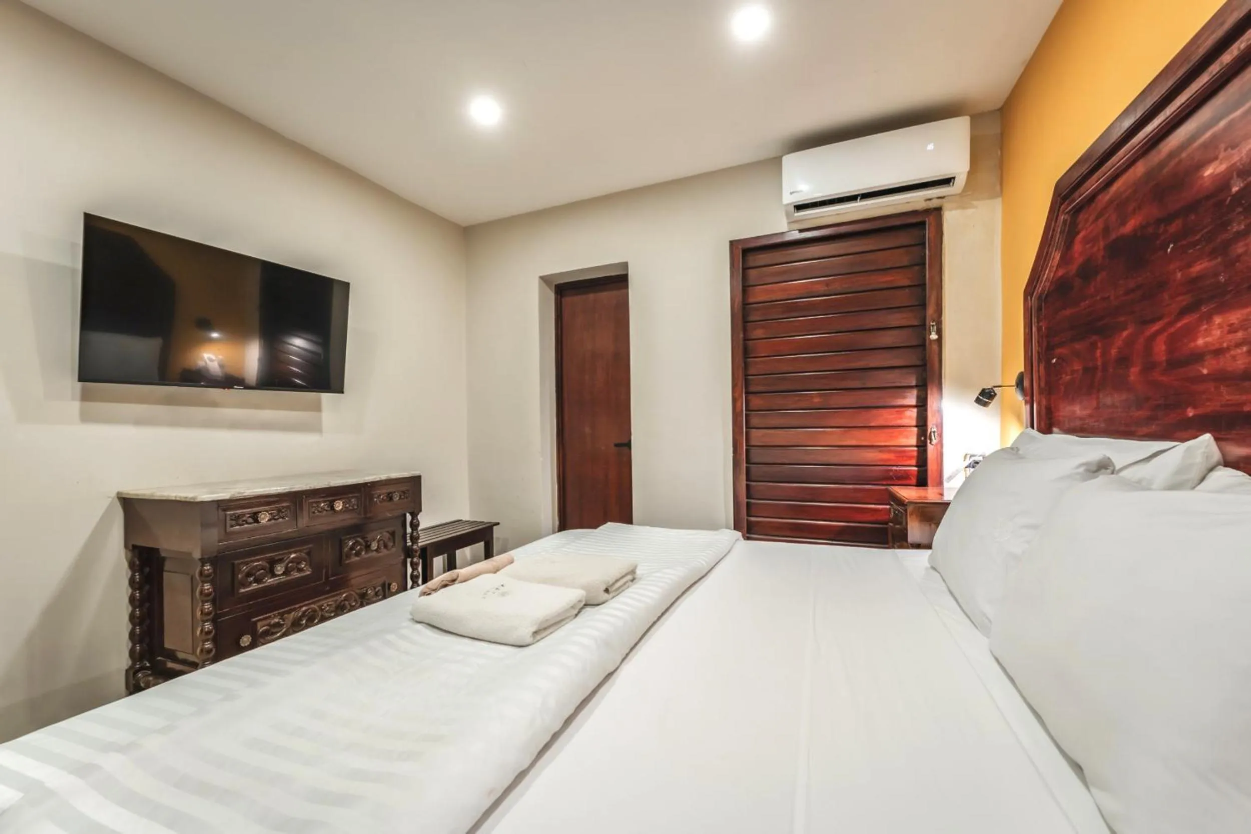 Bed in Hotel Real Toledo by Kavia