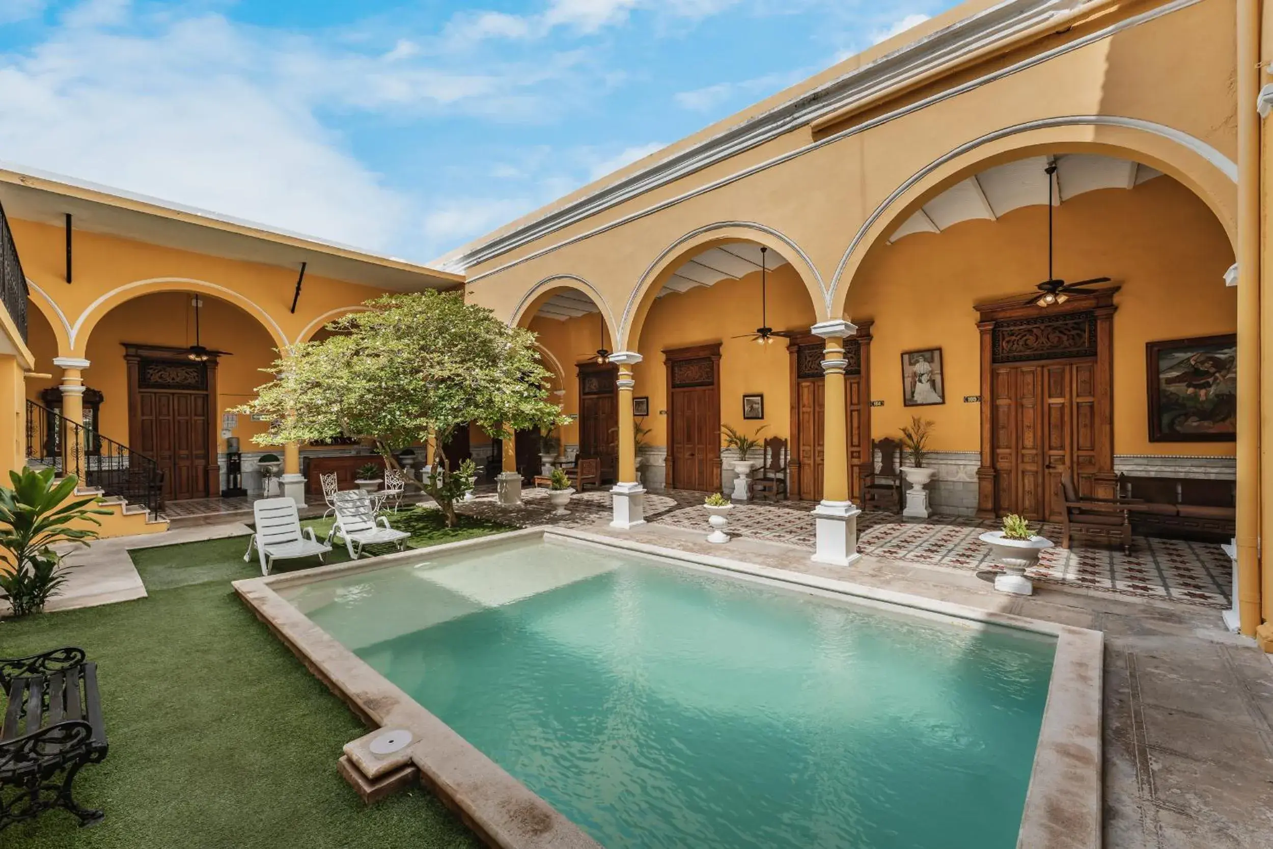 Swimming pool in Hotel Real Toledo by Kavia Swimming pool in Hotel Real Toledo by Kavia