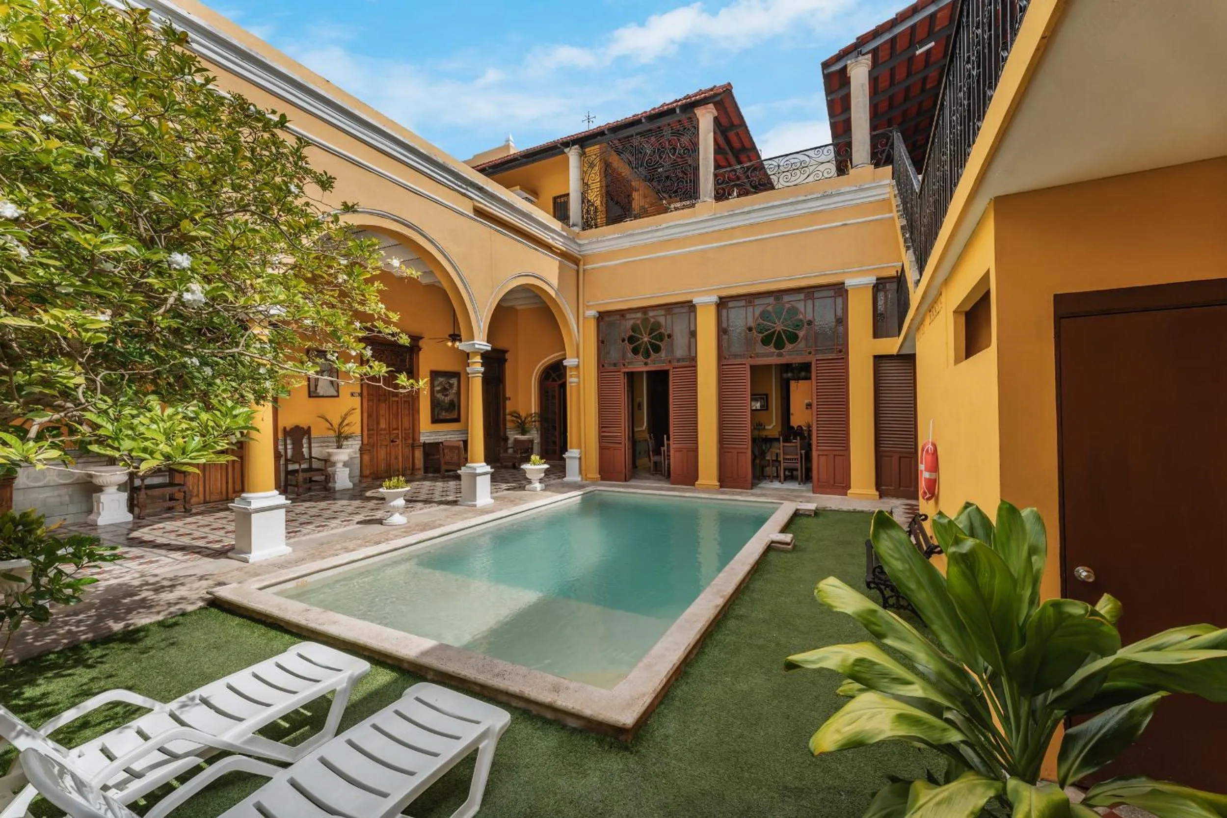 Swimming pool in Hotel Real Toledo by Kavia