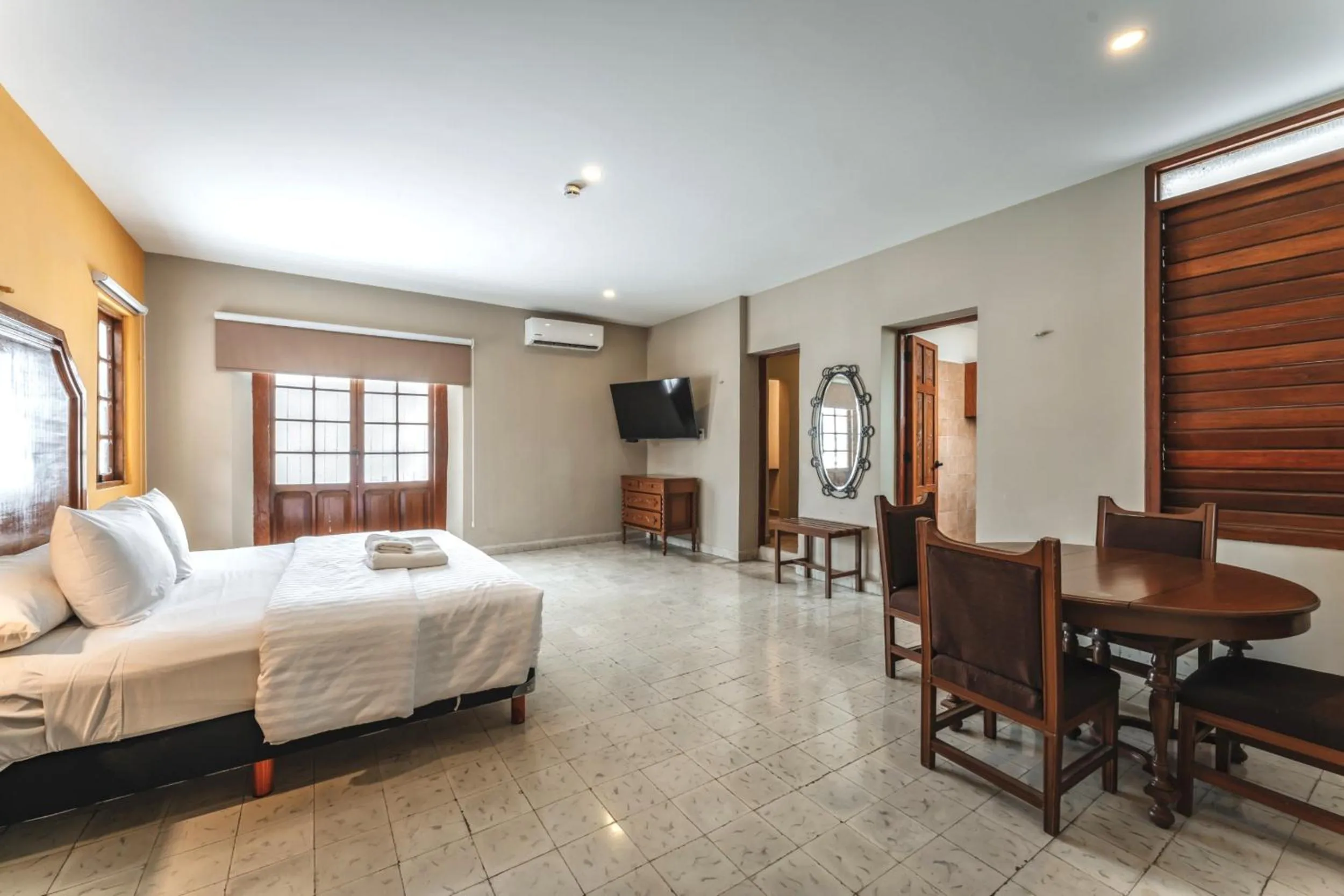 Photo of the whole room, Bed in Hotel Real Toledo by Kavia