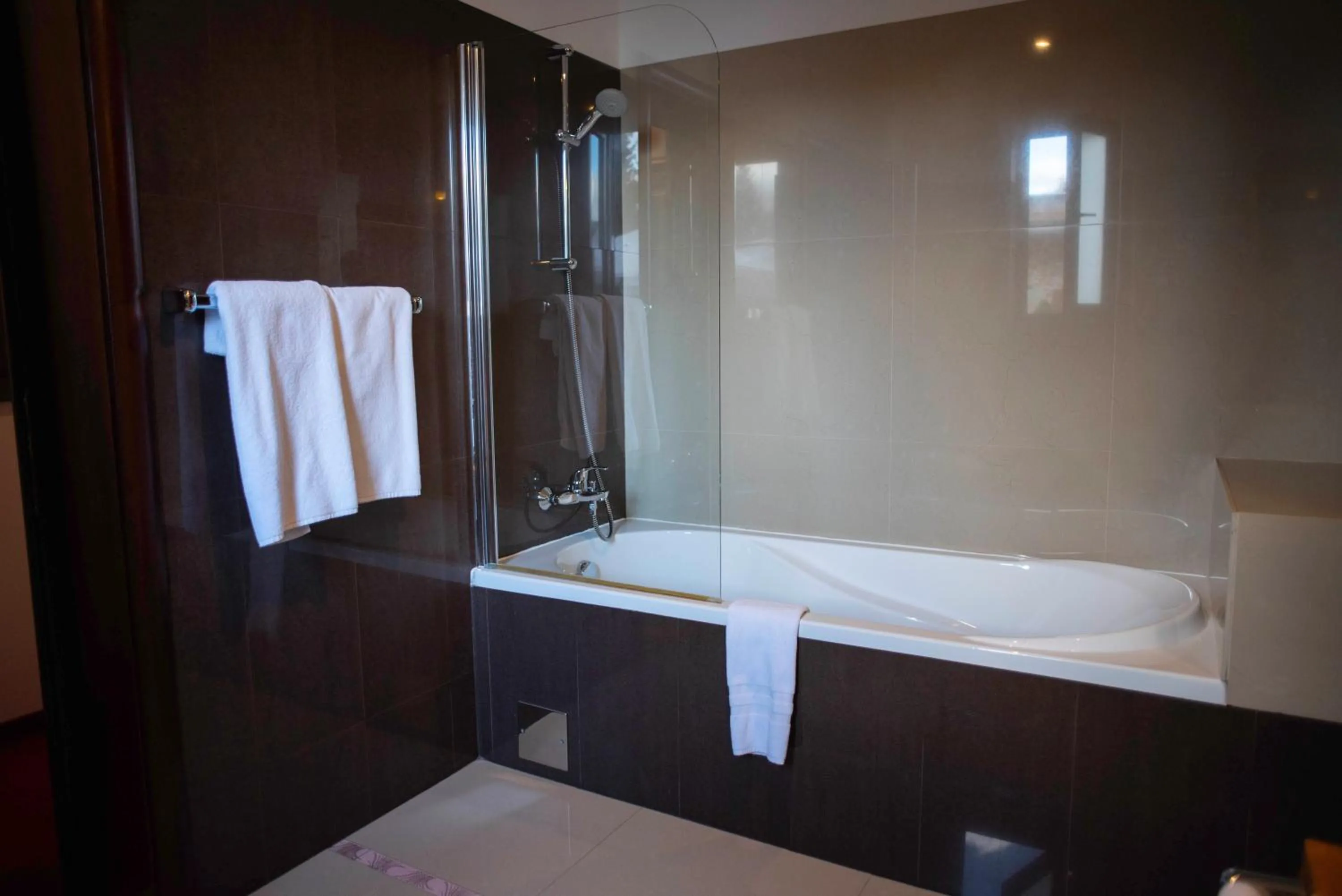 Bath, Bed in Paj Hotelul Retreat & Spa