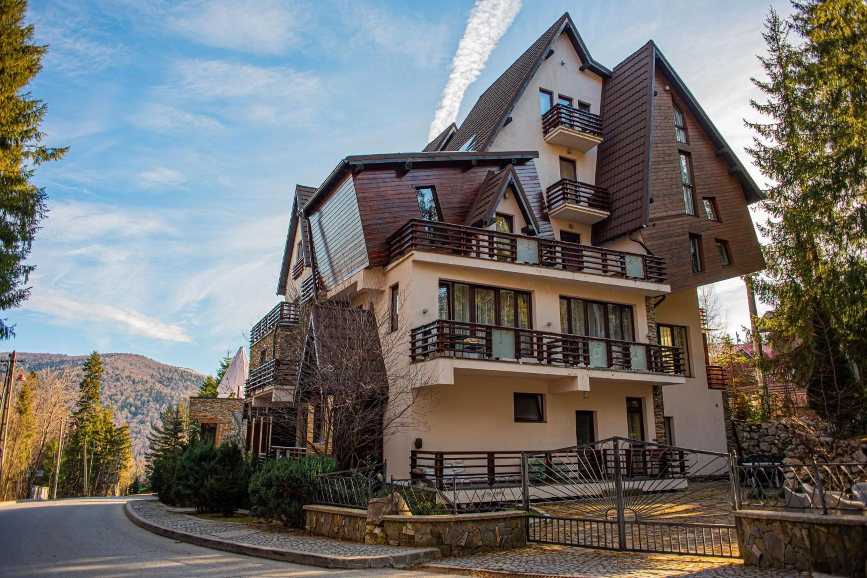Property building in Paj Hotelul Retreat & Spa