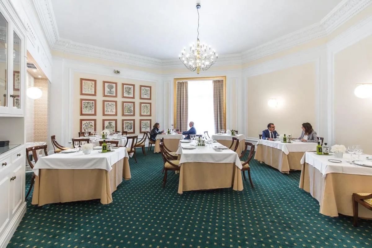 Restaurant/places to eat in Hotel Carlton