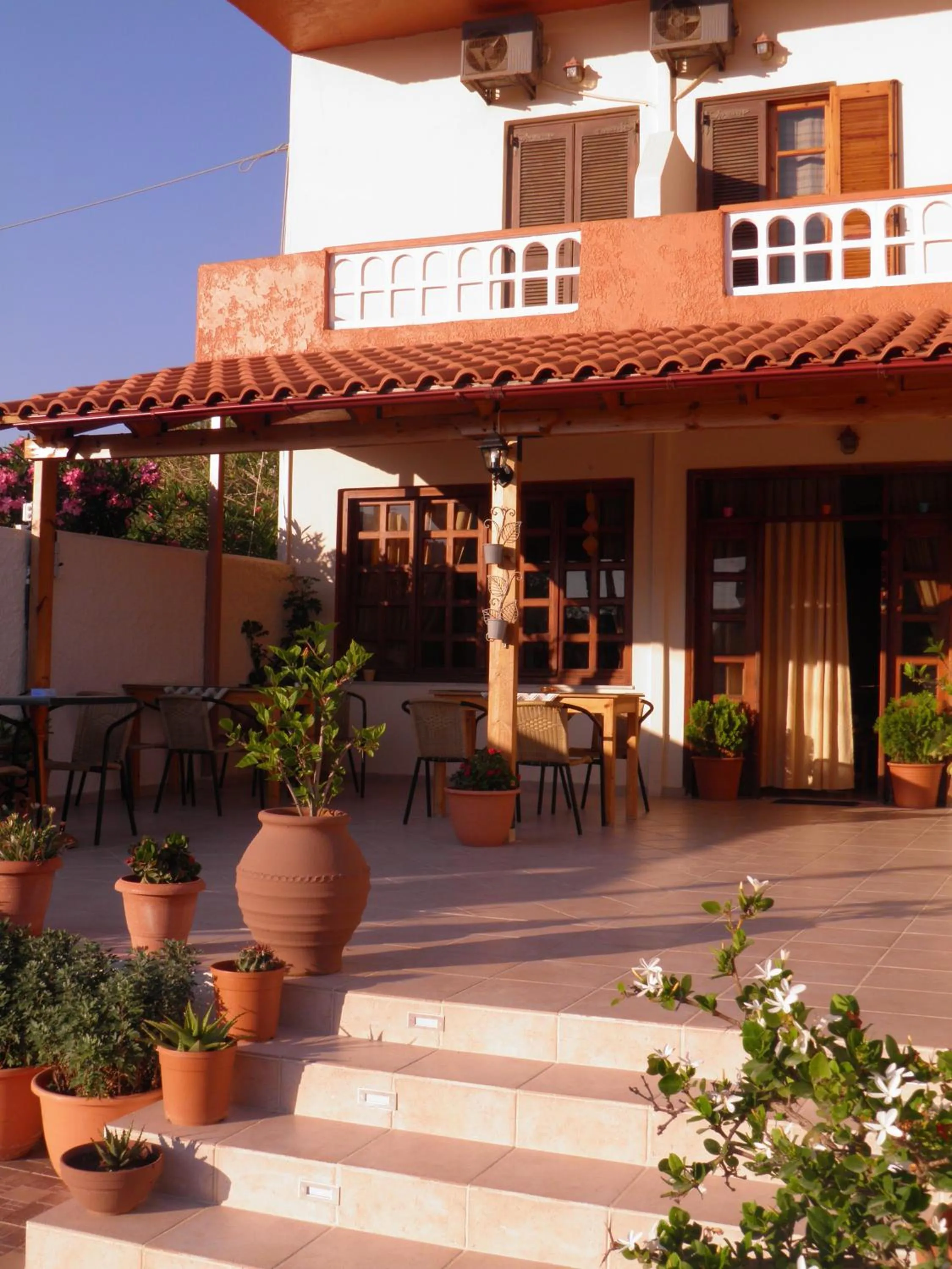 Facade/entrance in Galaxias Studios