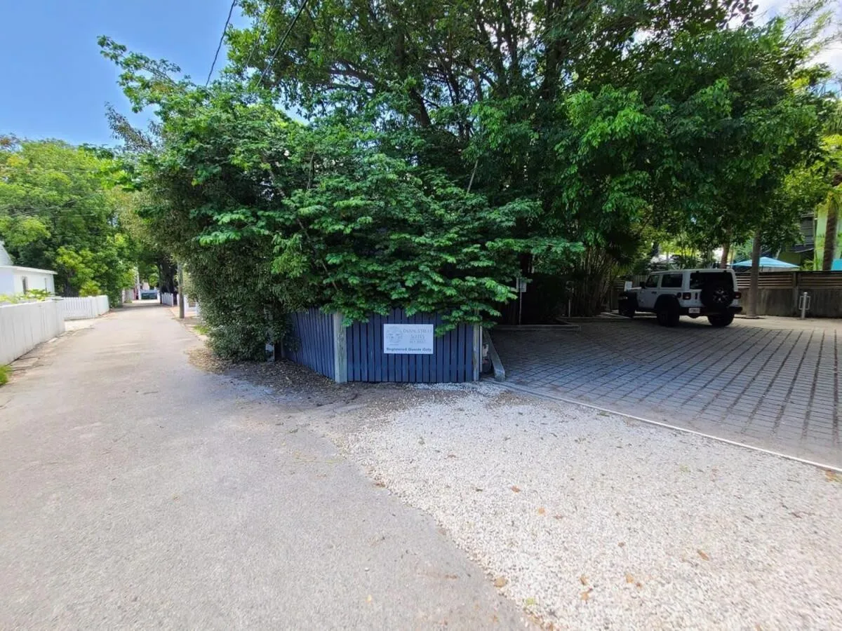 Parking in Four Suites on Duval Street w parking and pool