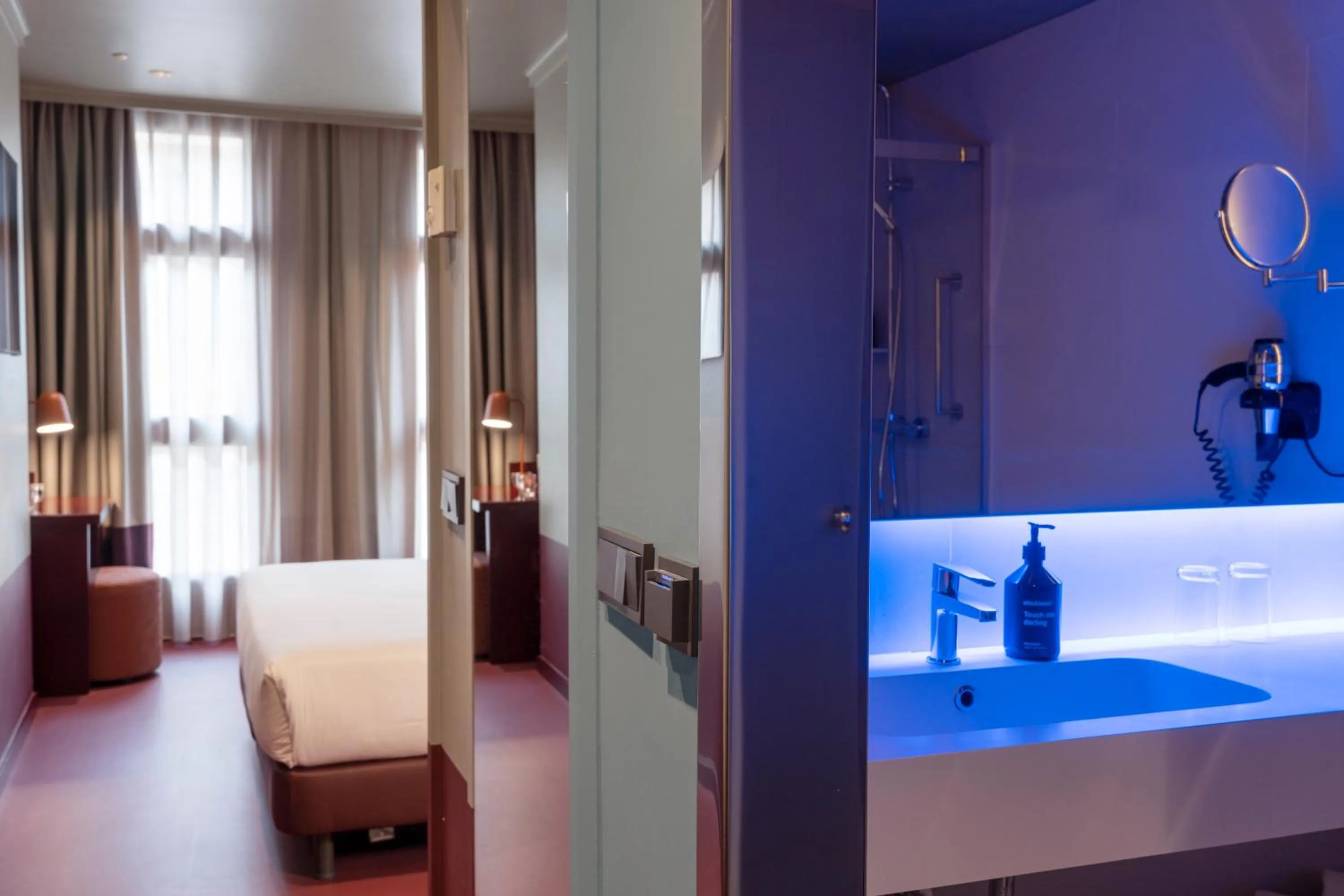 Bathroom, Bed in chic&basic Reding