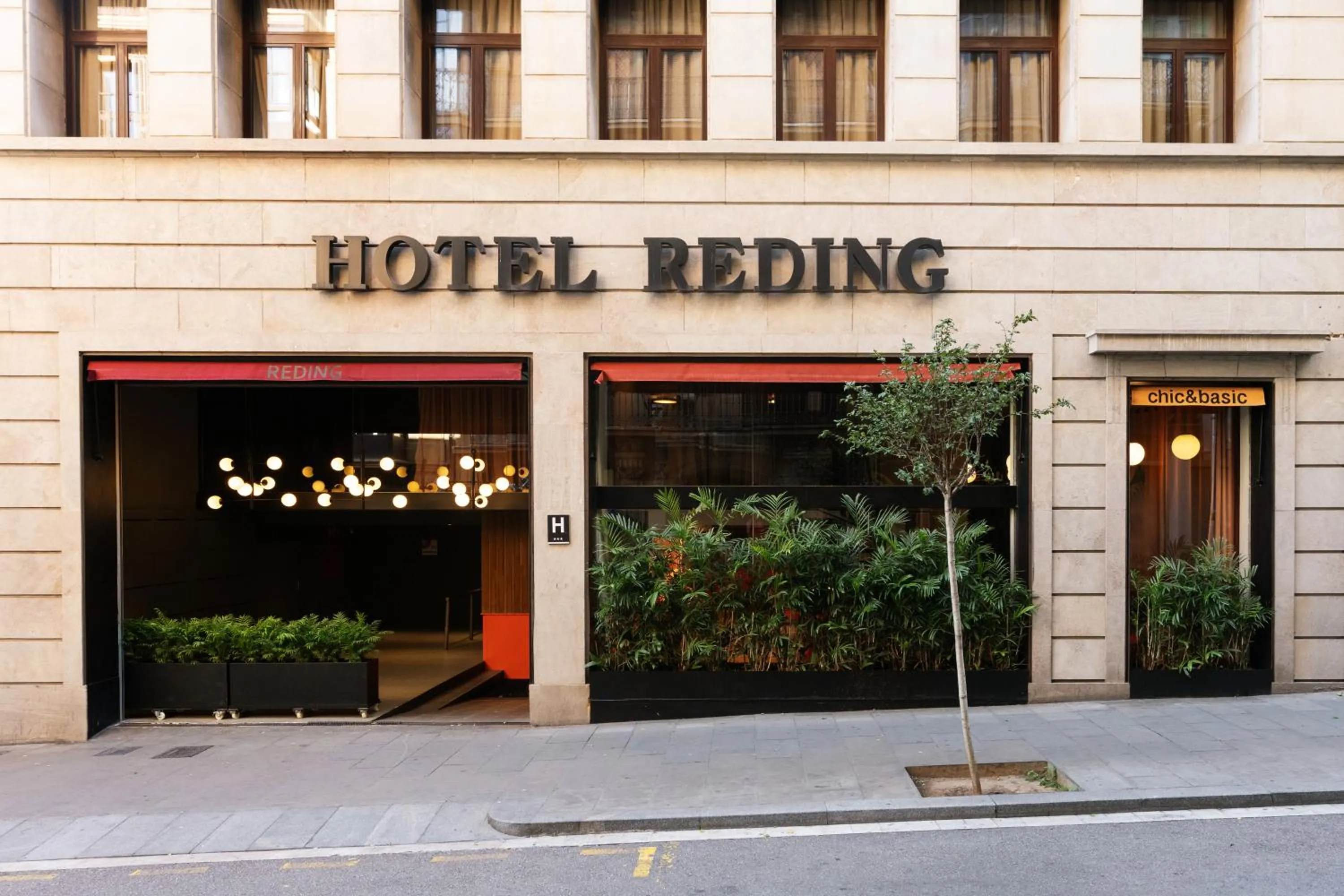 Facade/entrance in chic&basic Reding