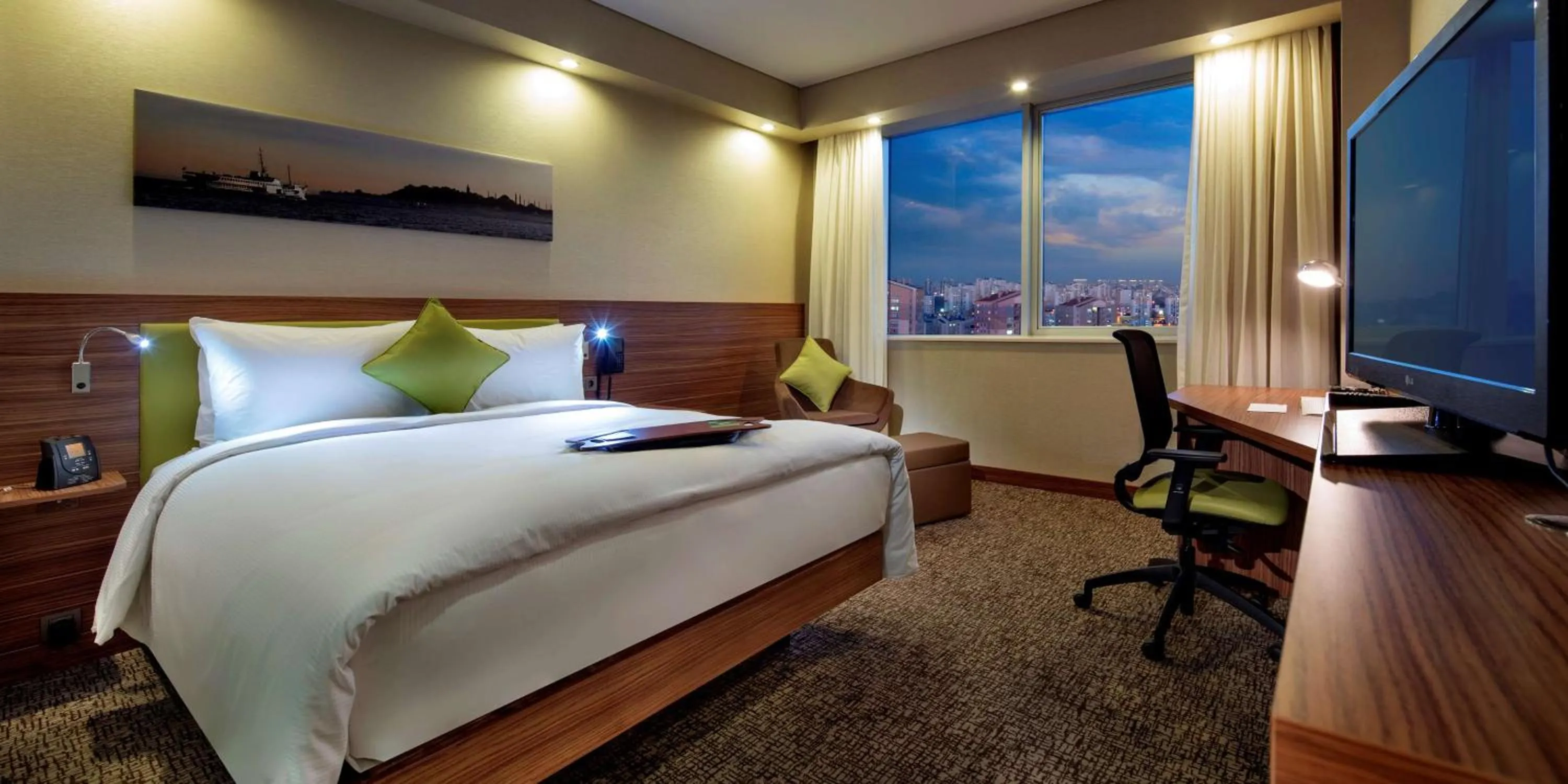 Bedroom, Bed in Hampton by Hilton Istanbul Kayasehir