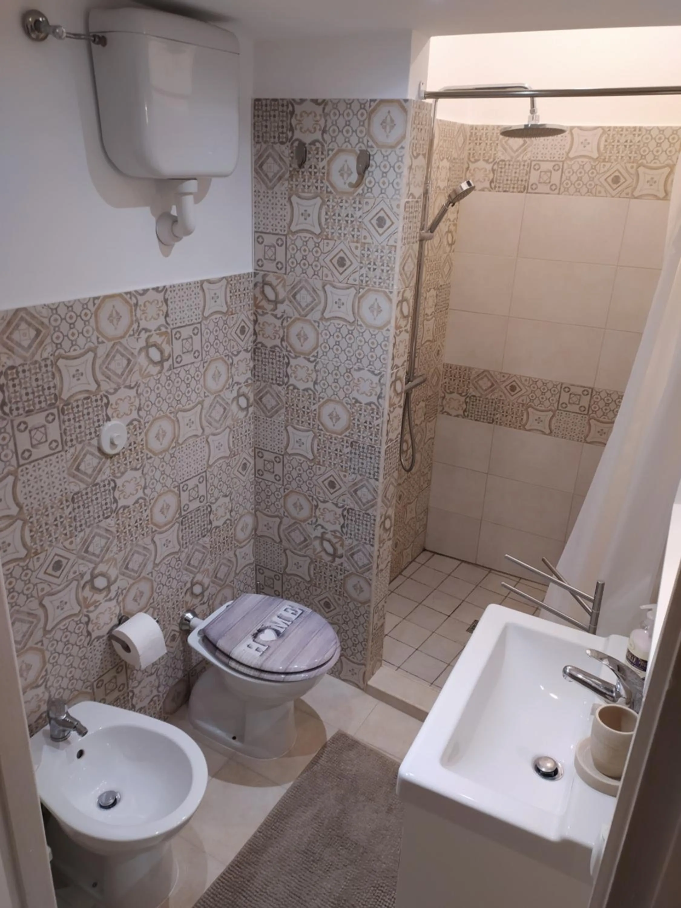 Shower in Sergio Tourist Rental close Tiburtina Station