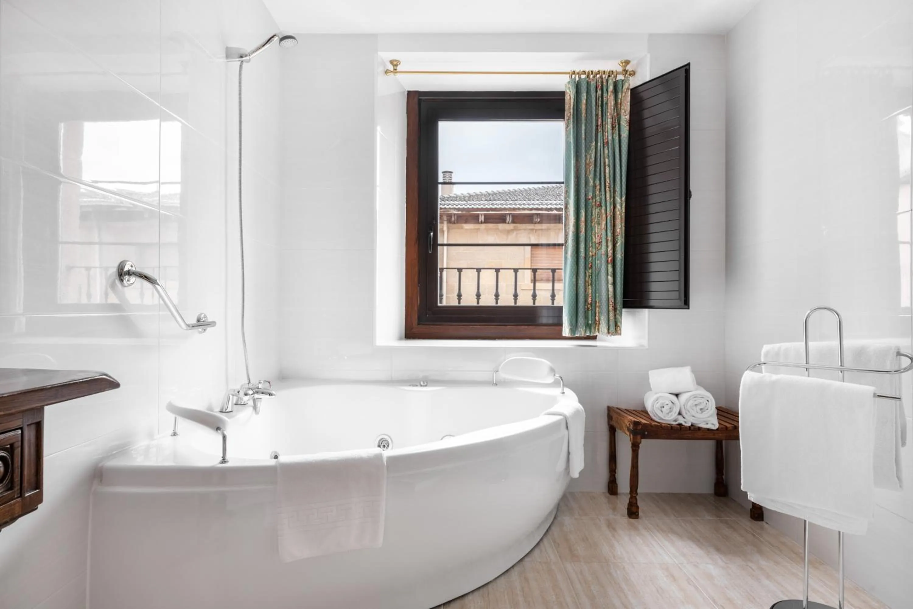 Bathroom, Bed in Eurostars Los Agustinos