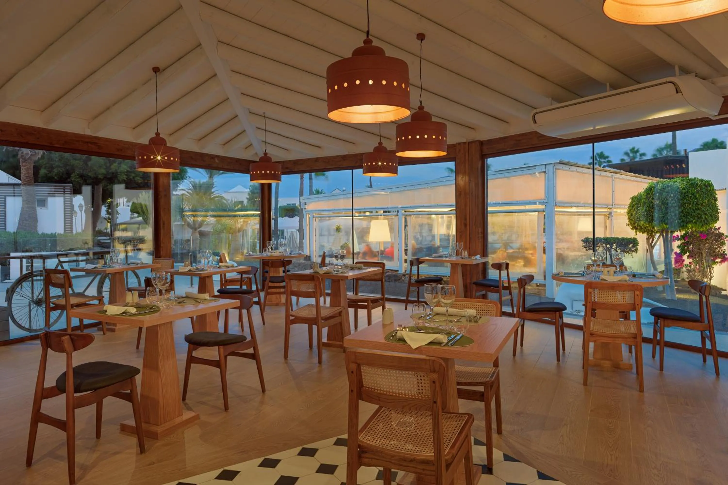 Restaurant/places to eat in Boutique Hotel H10 White Suites - Adults Only