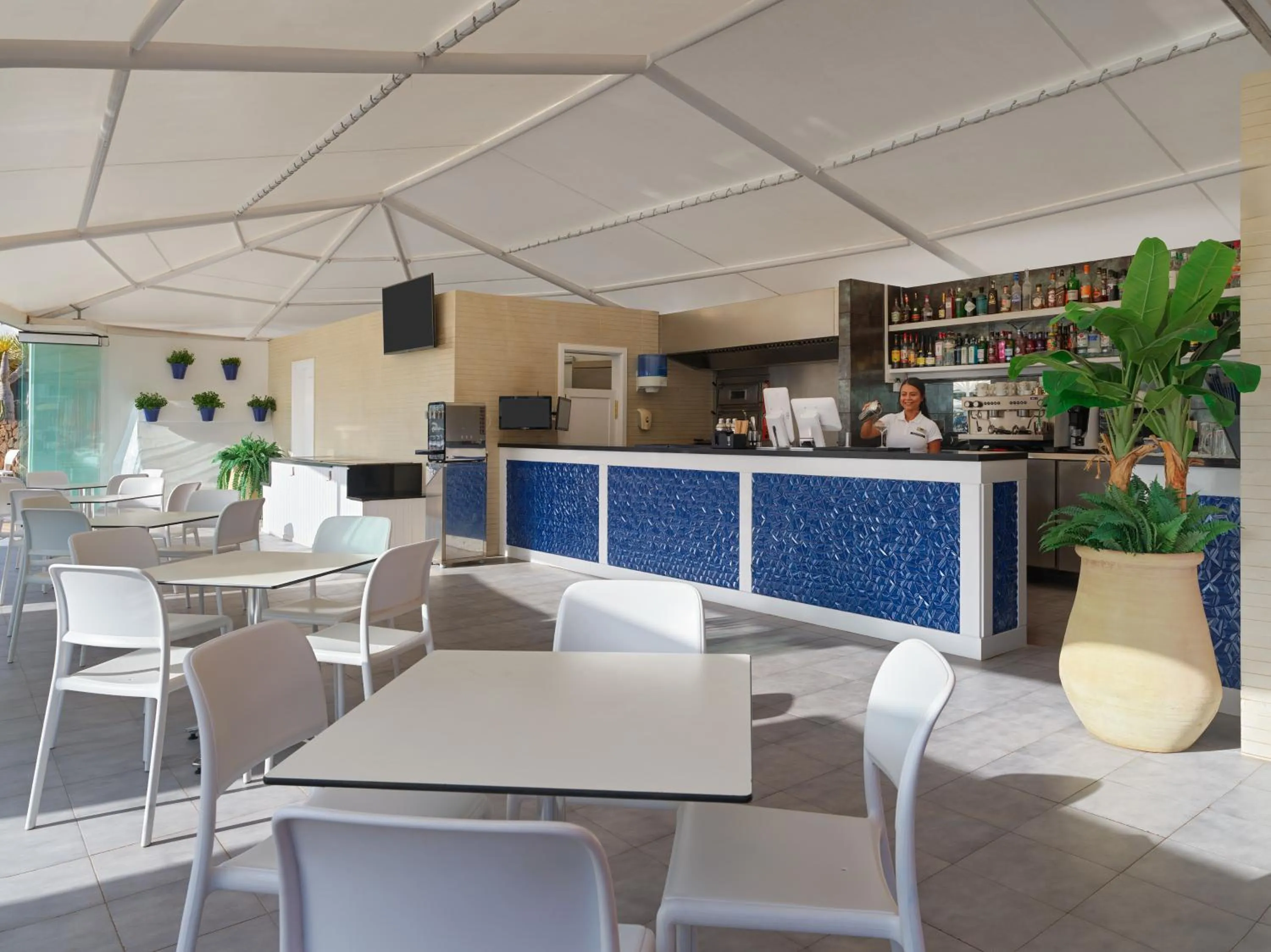 Lounge or bar in Boutique Hotel H10 White Suites - Adults Only