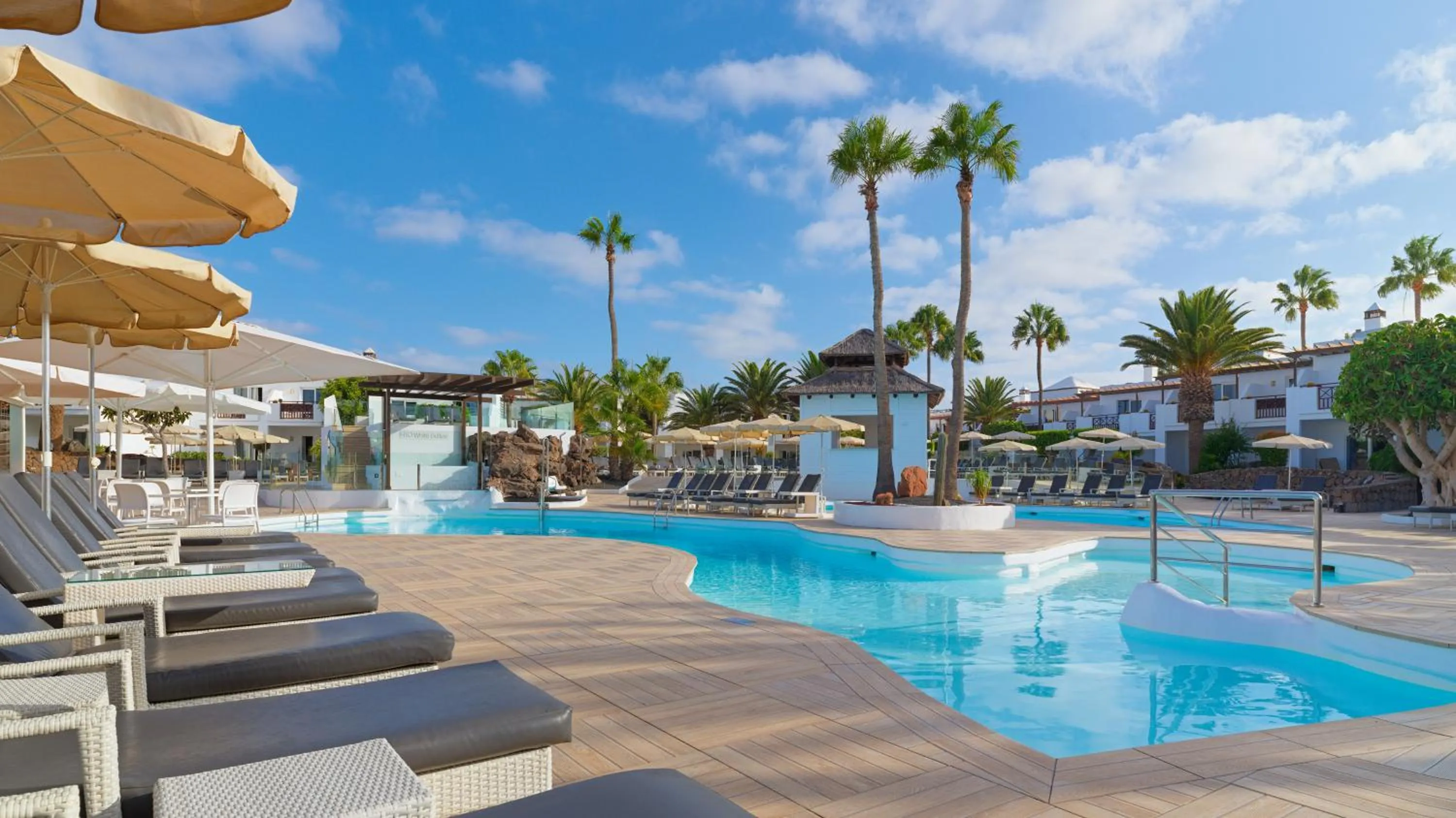 Swimming pool in Boutique Hotel H10 White Suites - Adults Only