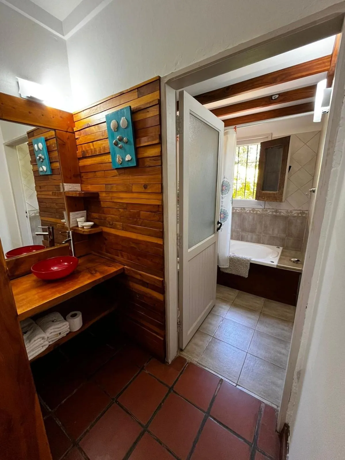 Bathroom, Bed in Hostería y Cabañas Altamar De Las Pampas