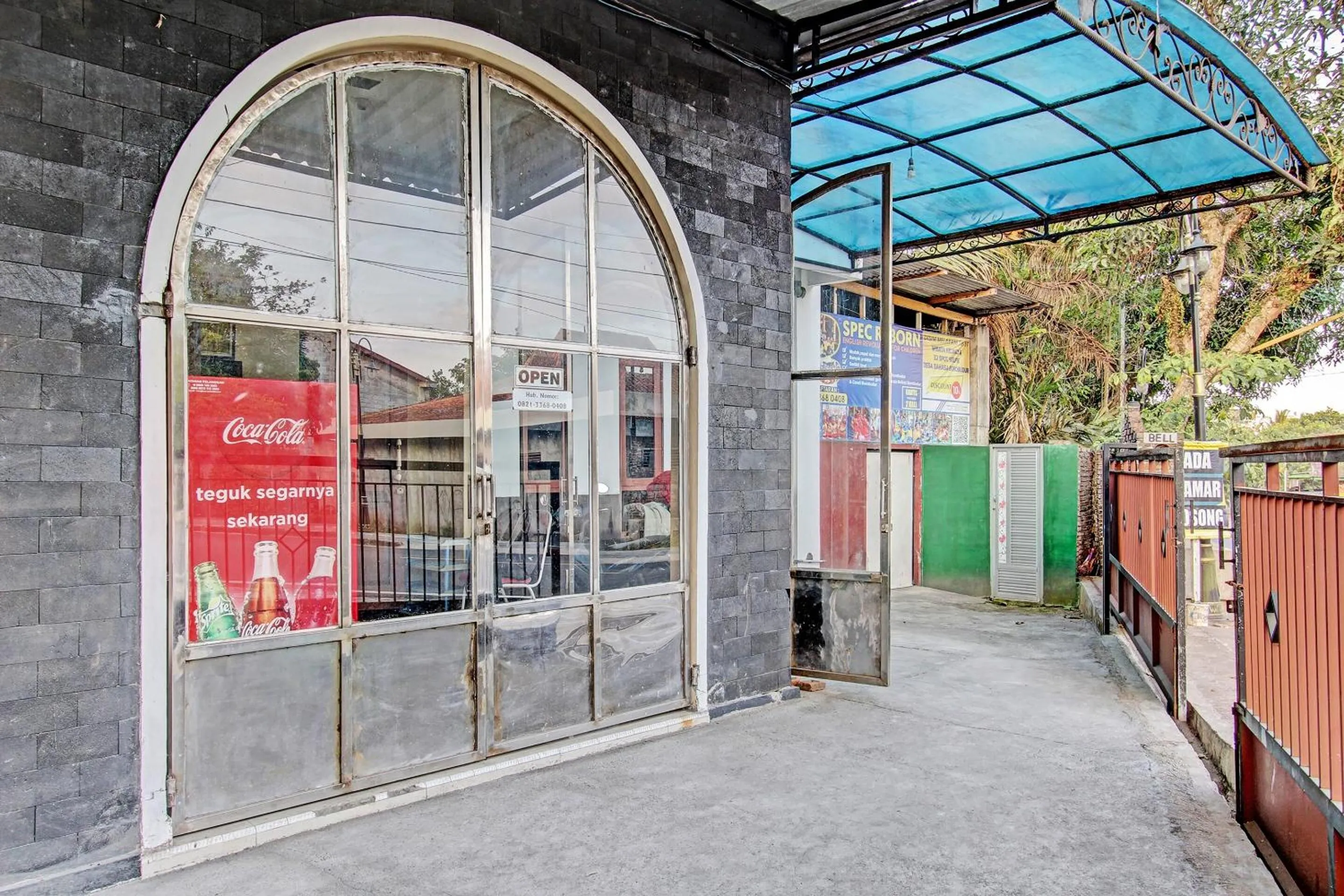 Facade/entrance in OYO 92851 Homestay Borobudur Specpacker Syariah