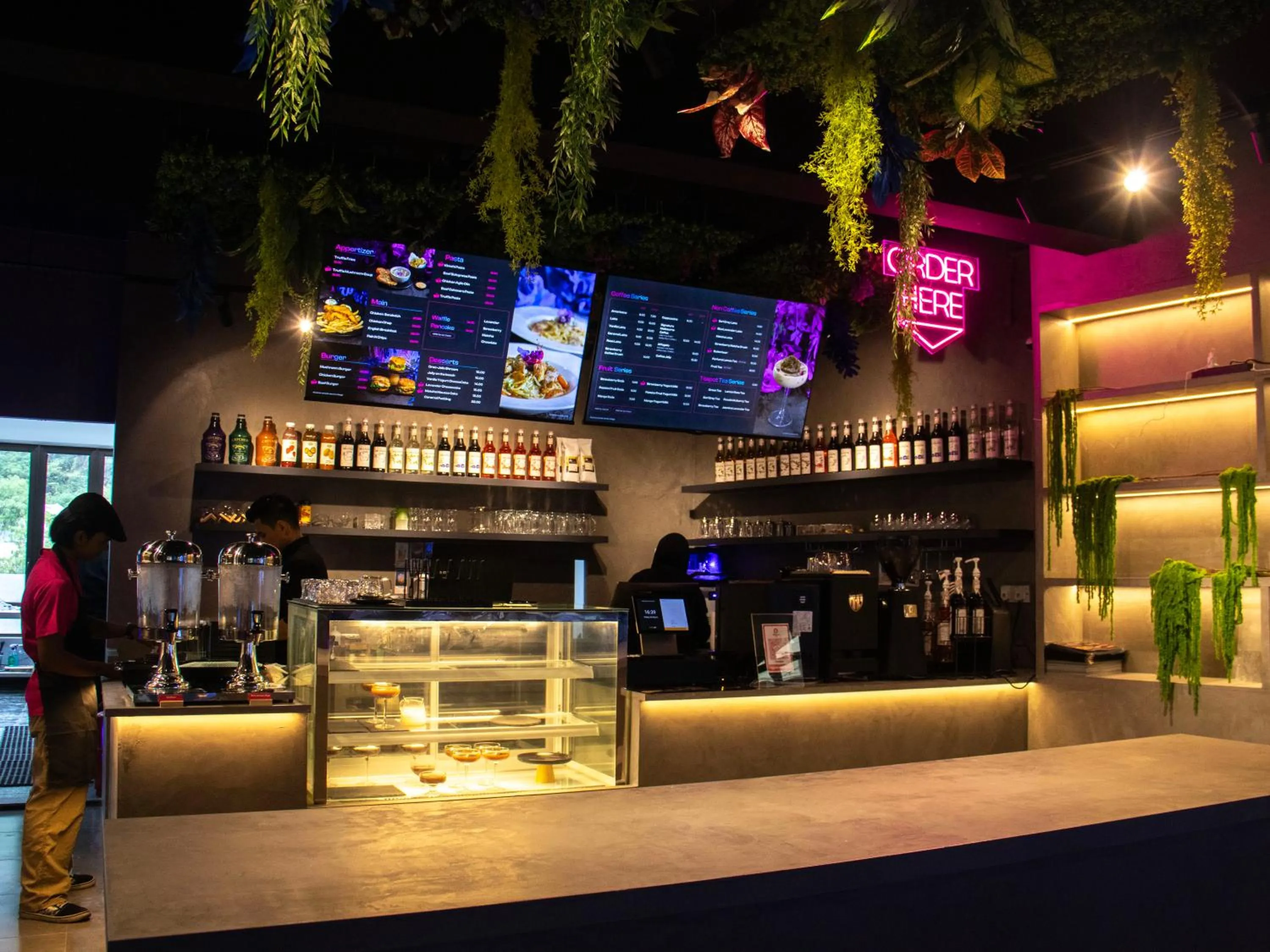 Restaurant/places to eat in Hotel Brynton at Cameron Centrum Mall