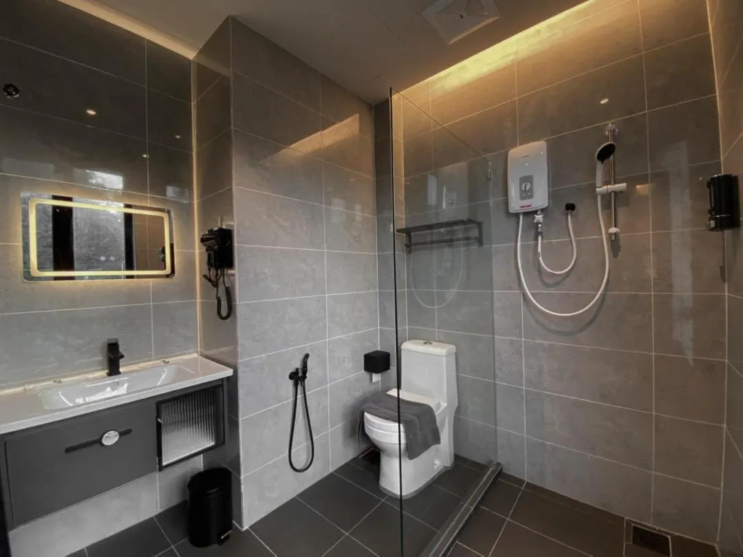 Bathroom in Hotel Brynton at Cameron Centrum Mall