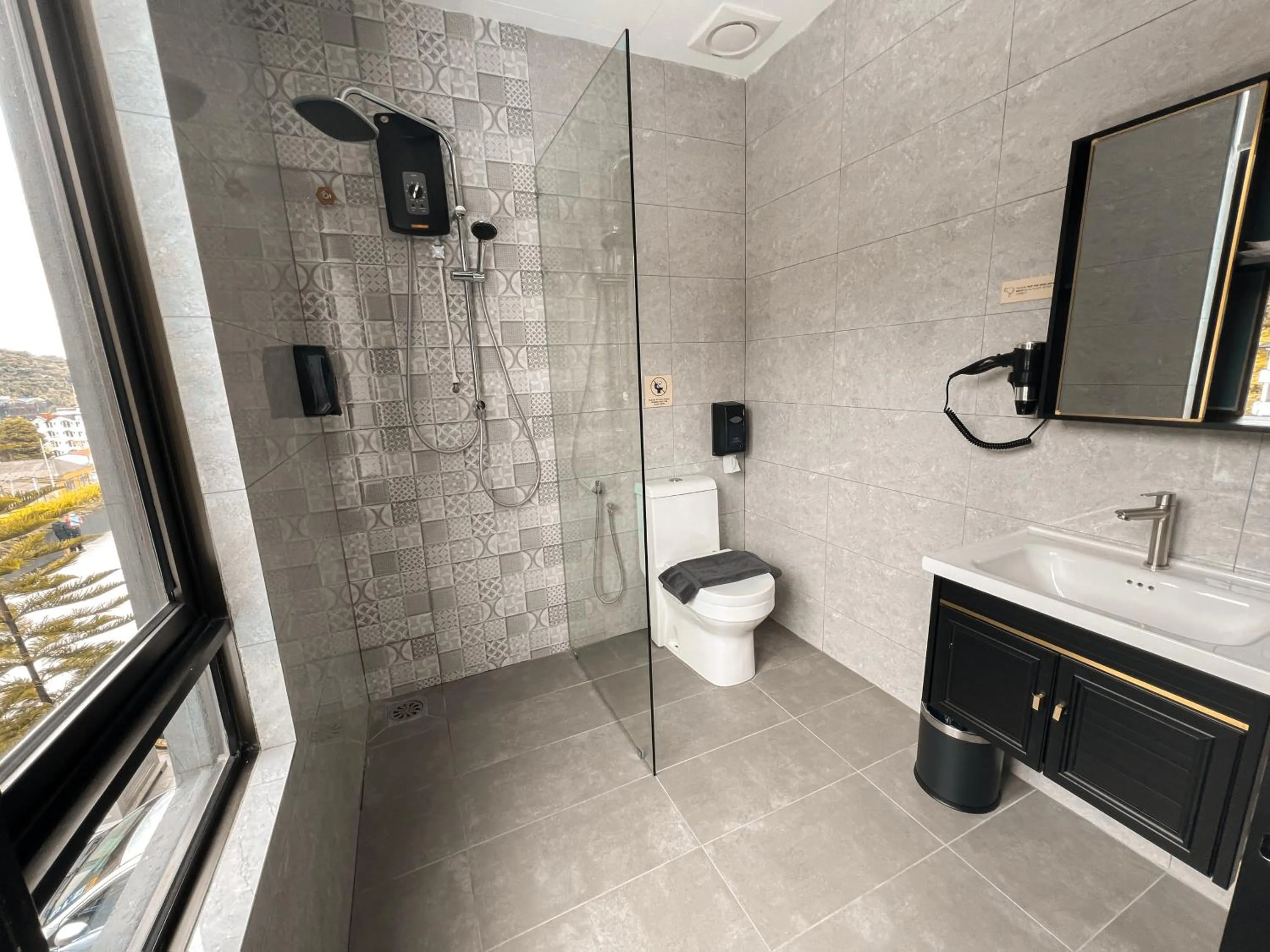 Shower in Hotel Brynton at Cameron Centrum Mall