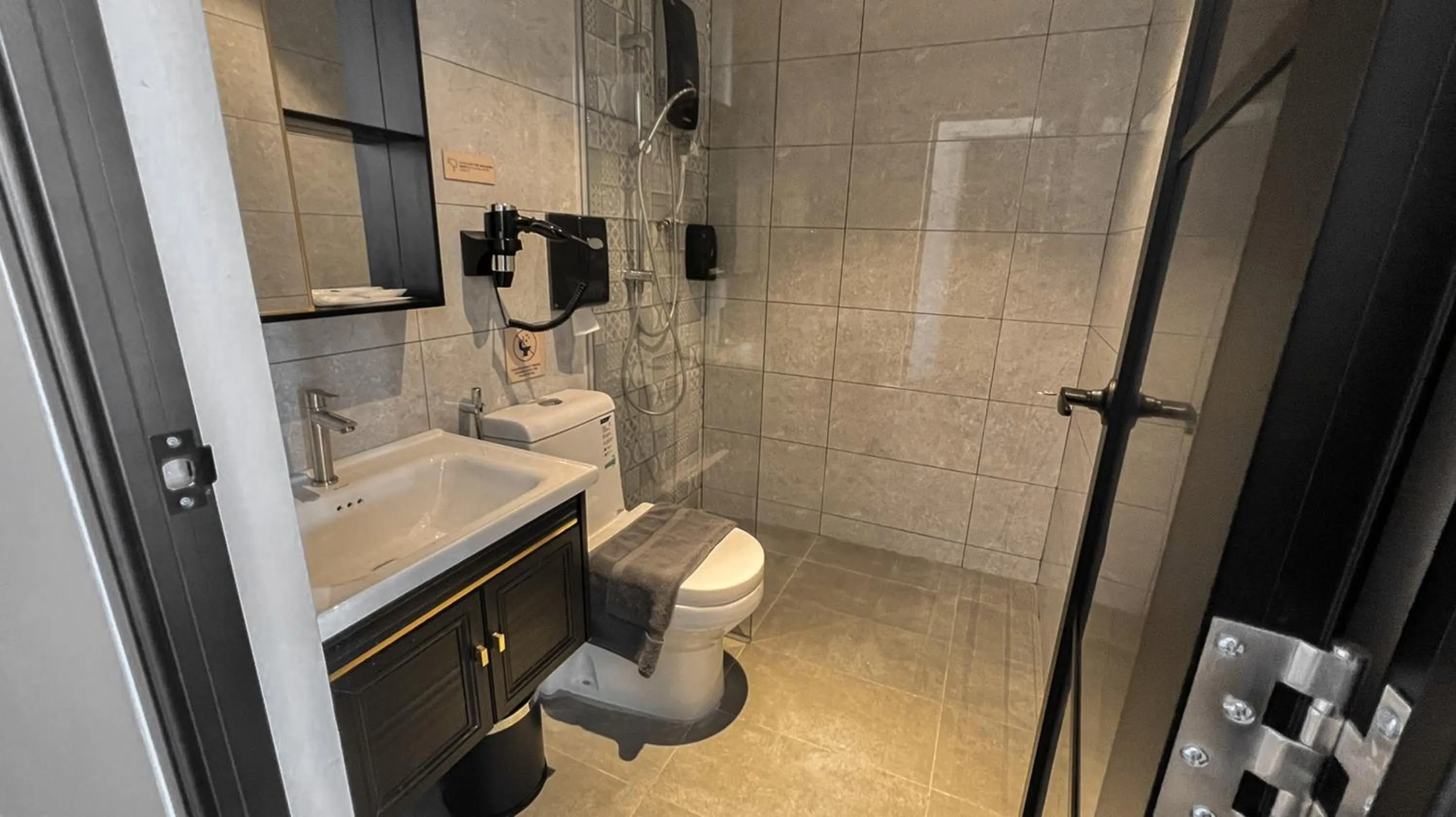 Toilet in Hotel Brynton at Cameron Centrum Mall