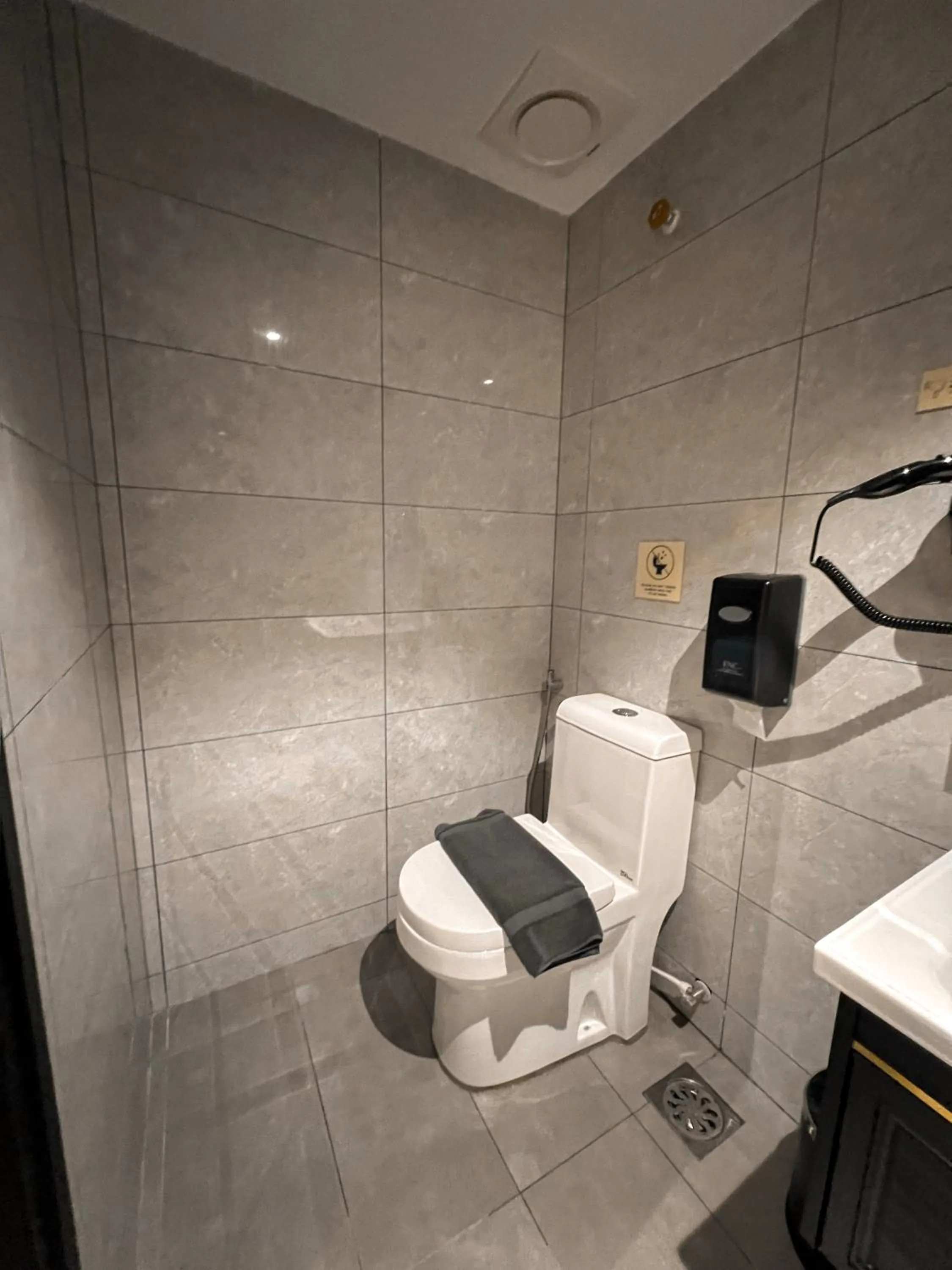 Toilet in Hotel Brynton at Cameron Centrum Mall