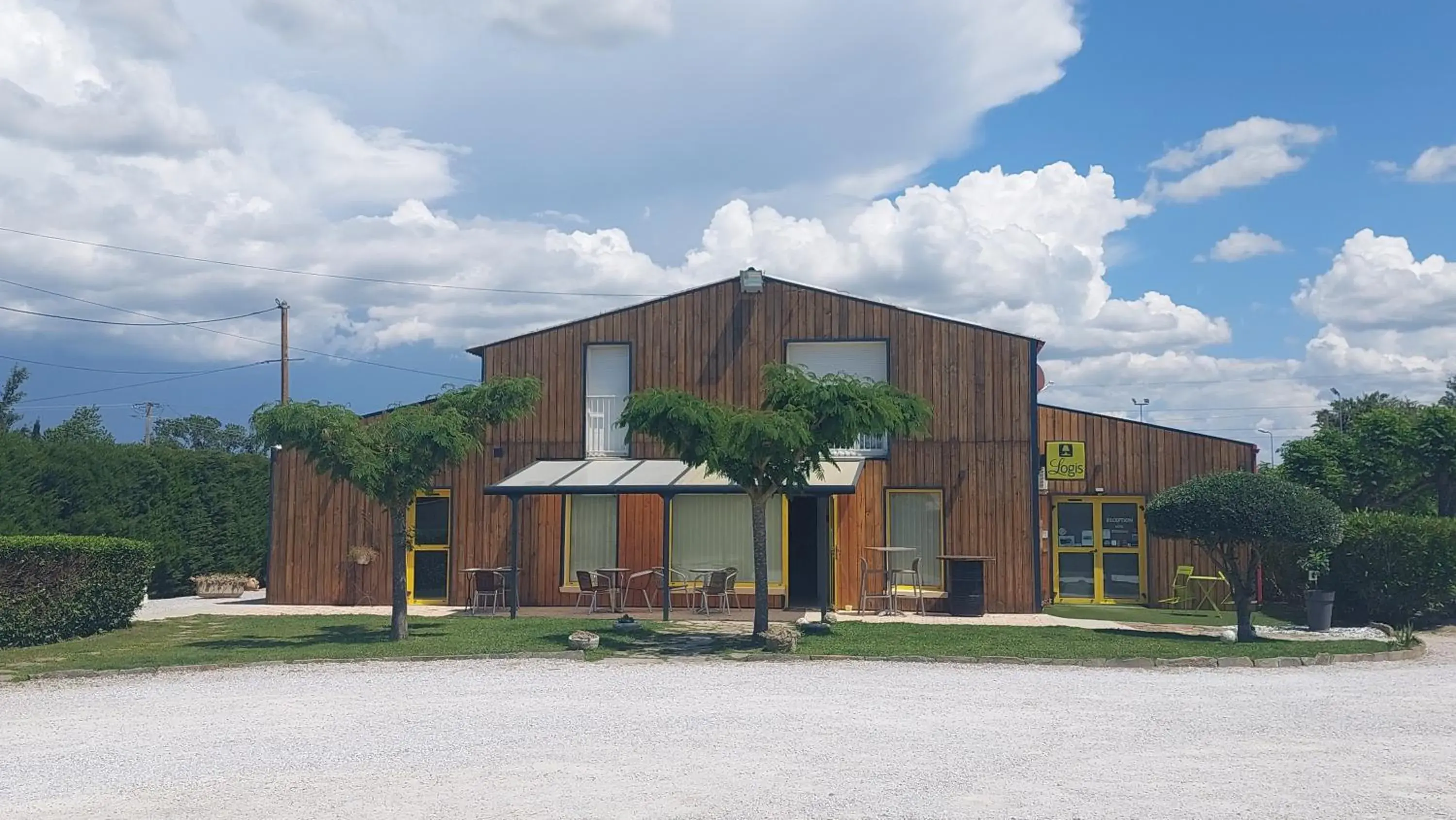 Property building in Logis hôtel restaurant Le clos saint loup Property building in Logis hôtel restaurant Le clos saint loup