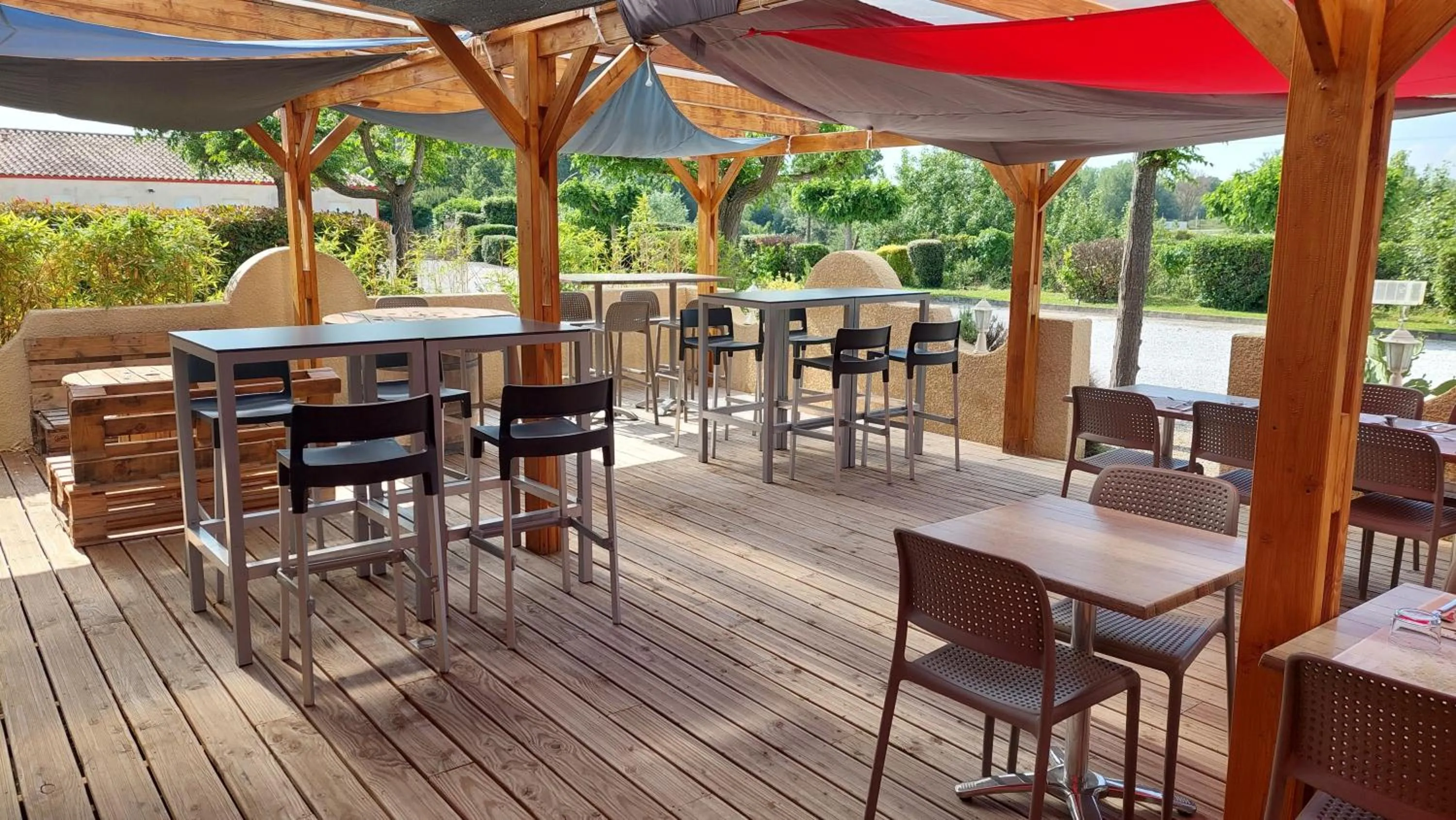 Patio in Logis hôtel restaurant Le clos saint loup