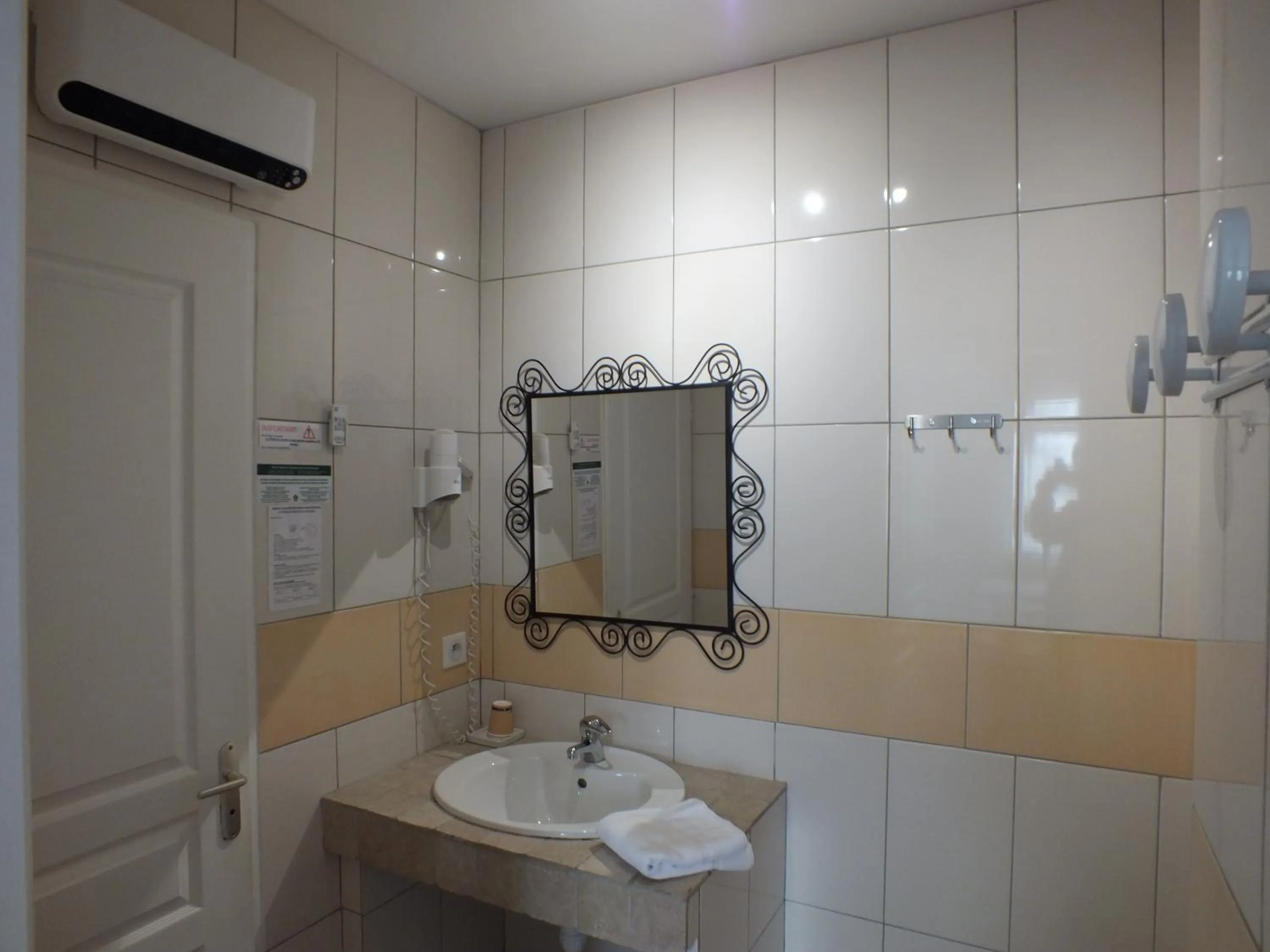 Shower in Logis hôtel restaurant Le clos saint loup