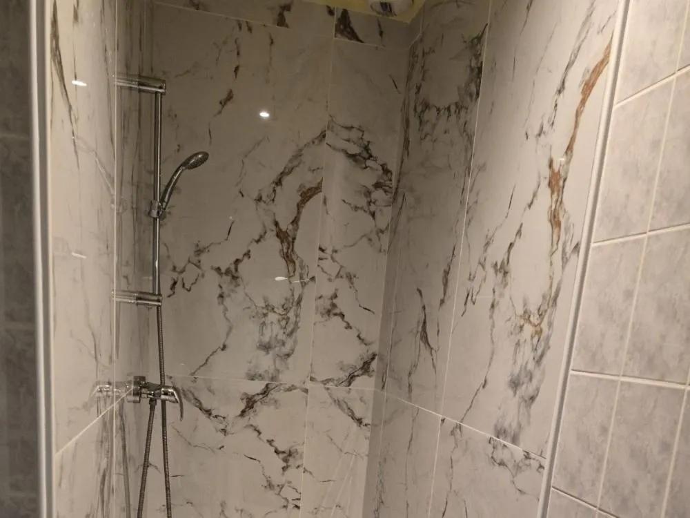 Shower in Logis hôtel restaurant Le clos saint loup