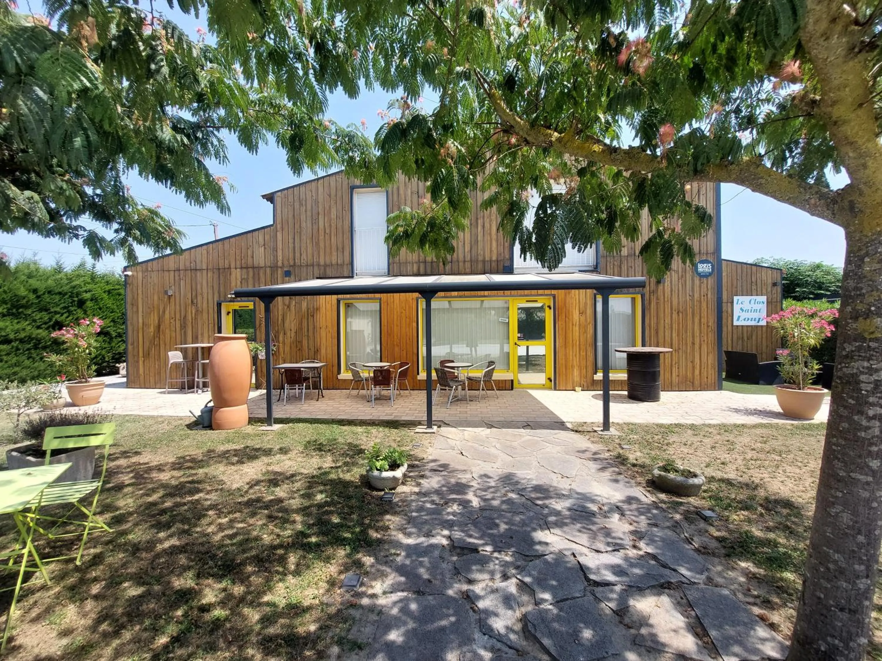 Property building in Logis hôtel restaurant Le clos saint loup