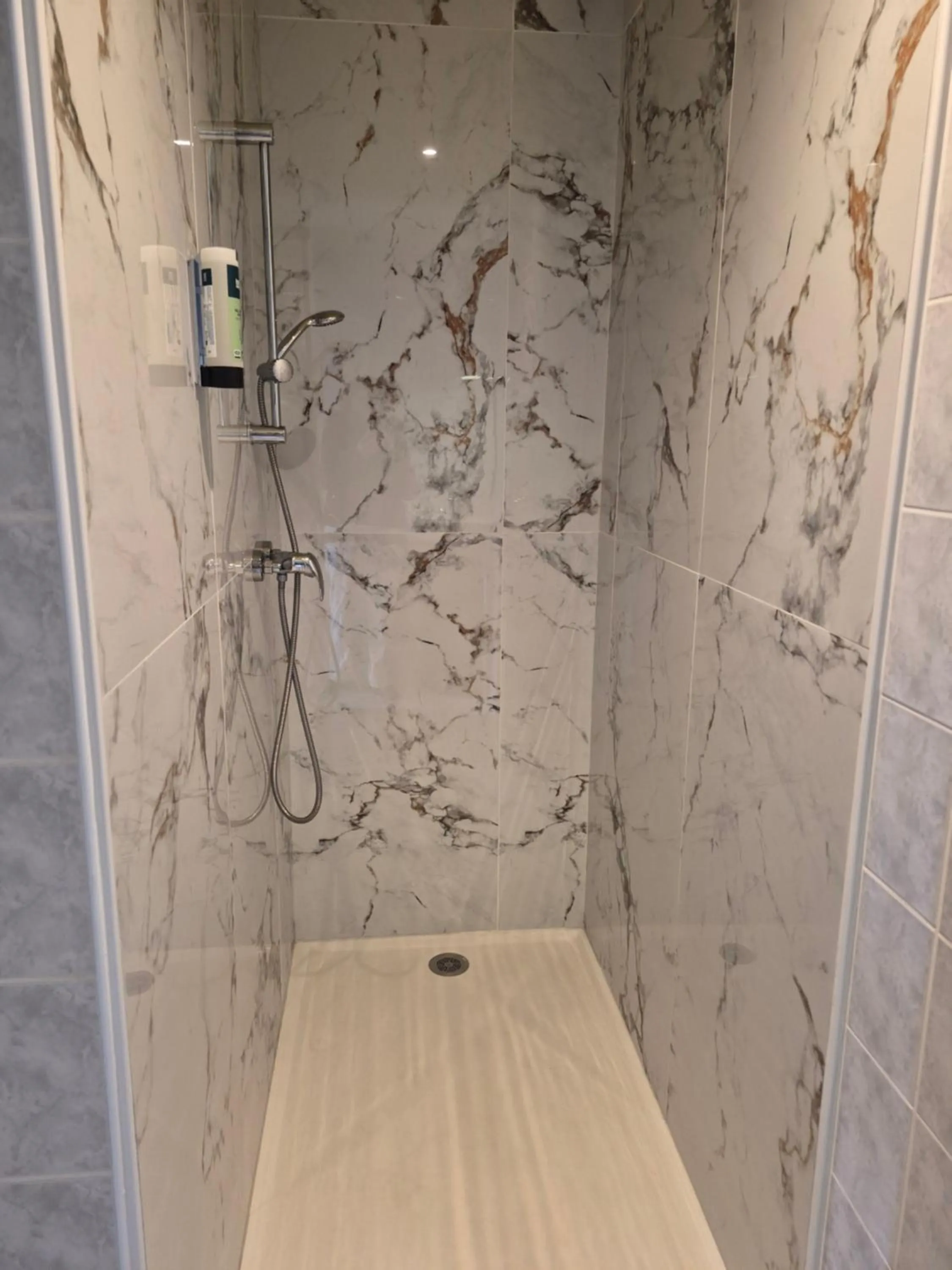 Shower in Logis hôtel restaurant Le clos saint loup