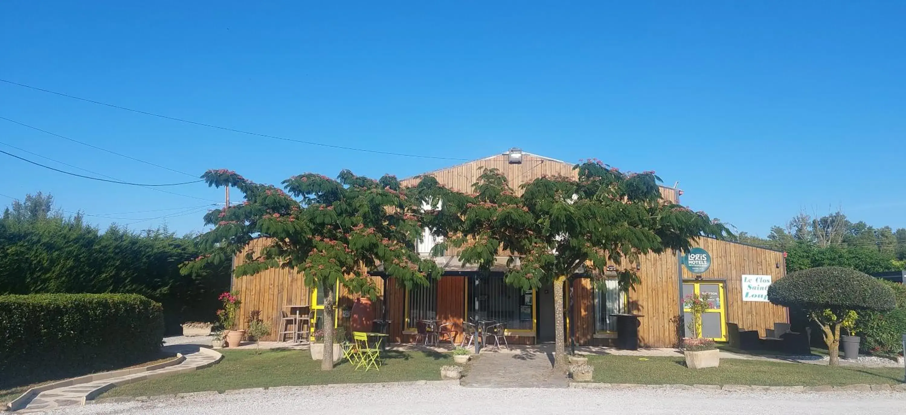 Property building in Logis hôtel restaurant Le clos saint loup Property building in Logis hôtel restaurant Le clos saint loup