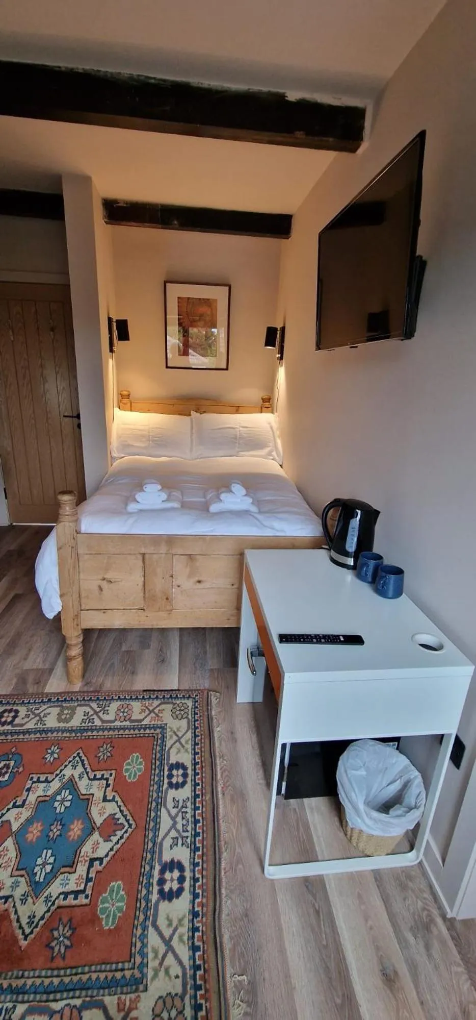 Bedroom, Bed in Fairlight Cove