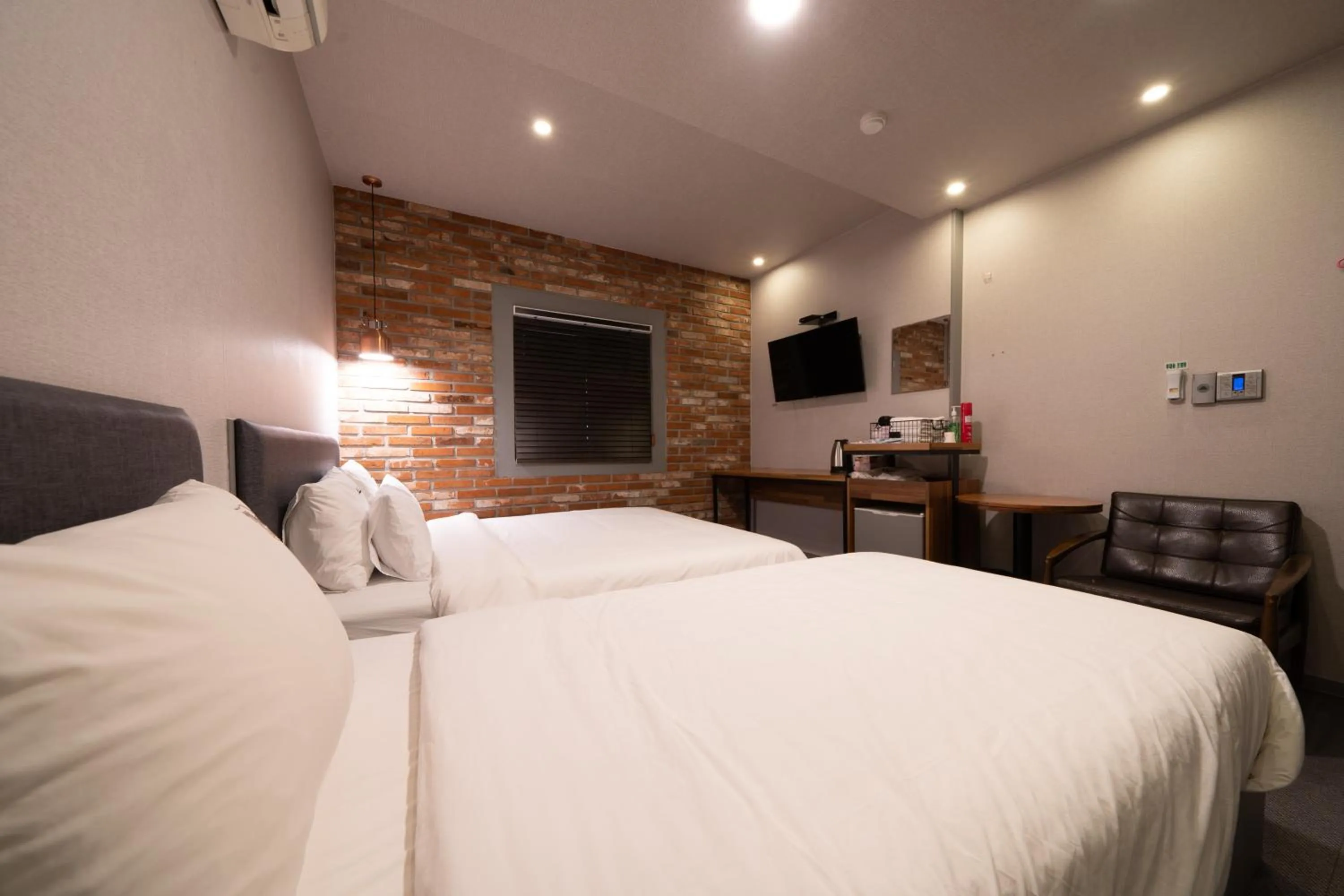 Communal lounge/ TV room, Bed in No25 Hotel Yeonsan