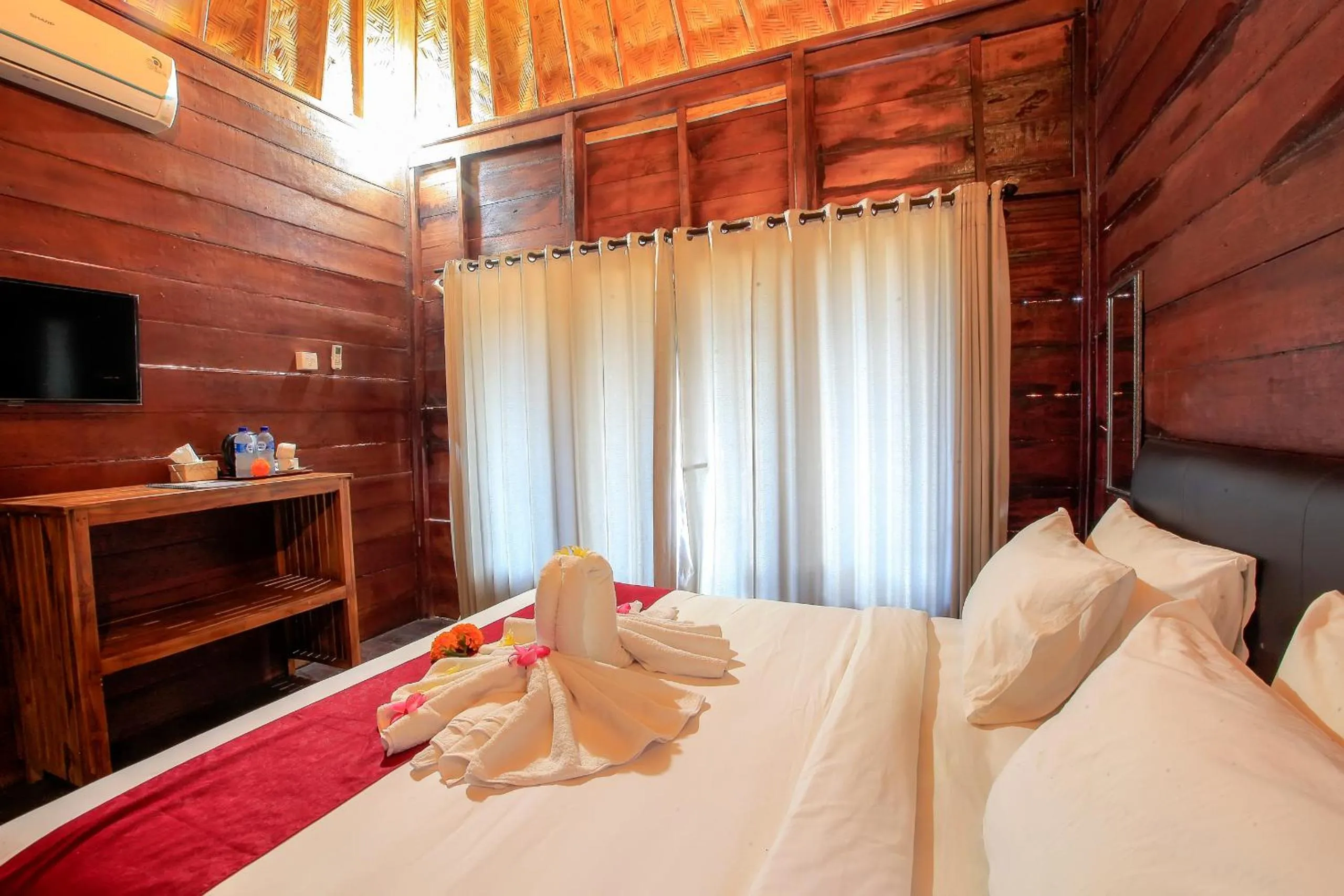 Photo of the whole room in THE DARA HILL