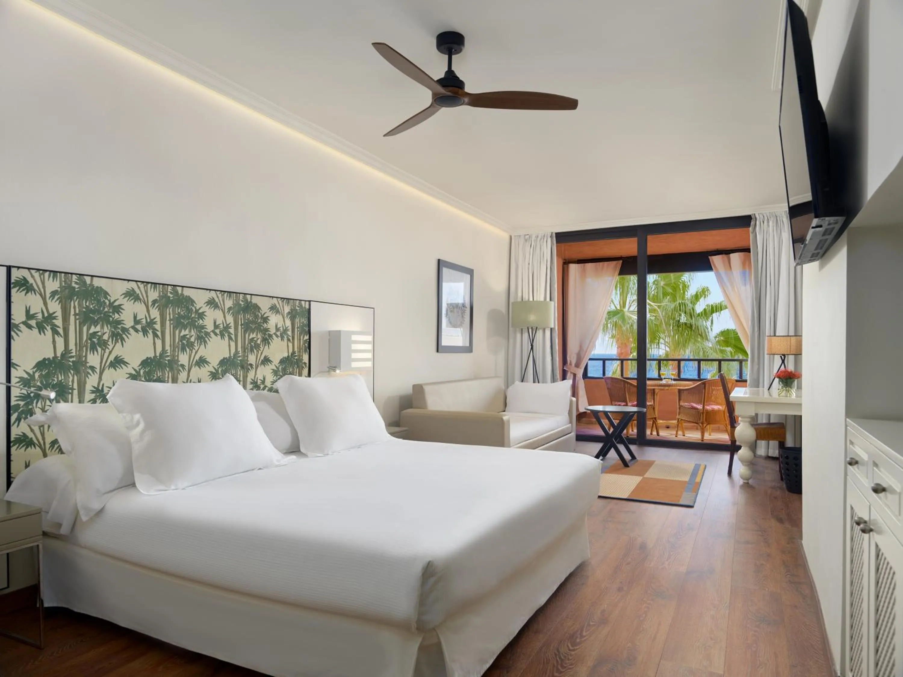 Photo of the whole room, Bed in H10 Costa Adeje Palace