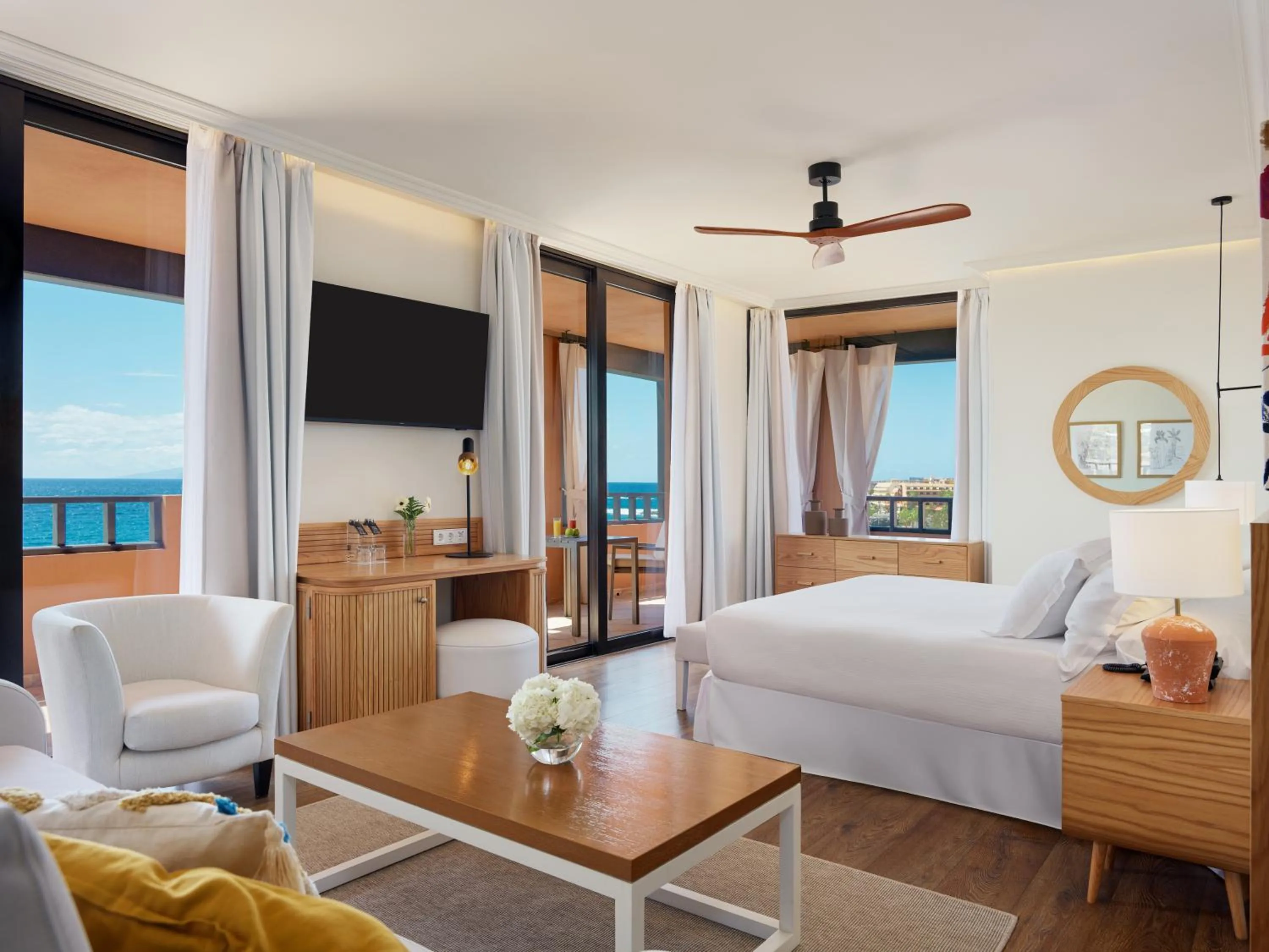 Photo of the whole room, Bed in H10 Costa Adeje Palace