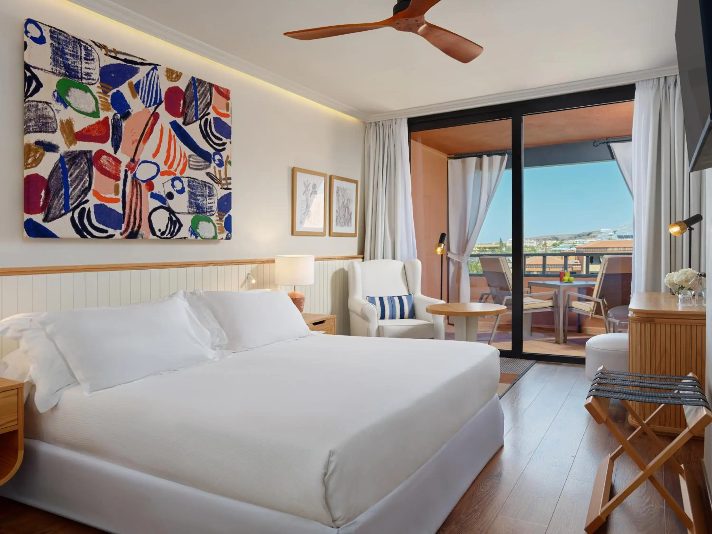 Photo of the whole room, Bed in H10 Costa Adeje Palace Photo of the whole room, Bed in H10 Costa Adeje Palace