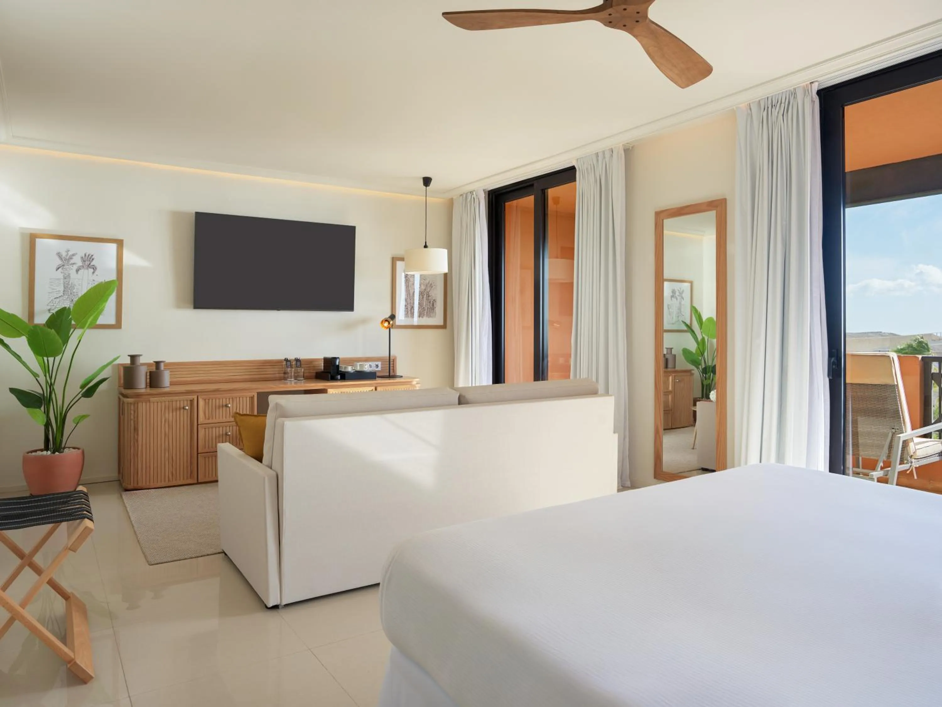 Photo of the whole room, Bed in H10 Costa Adeje Palace