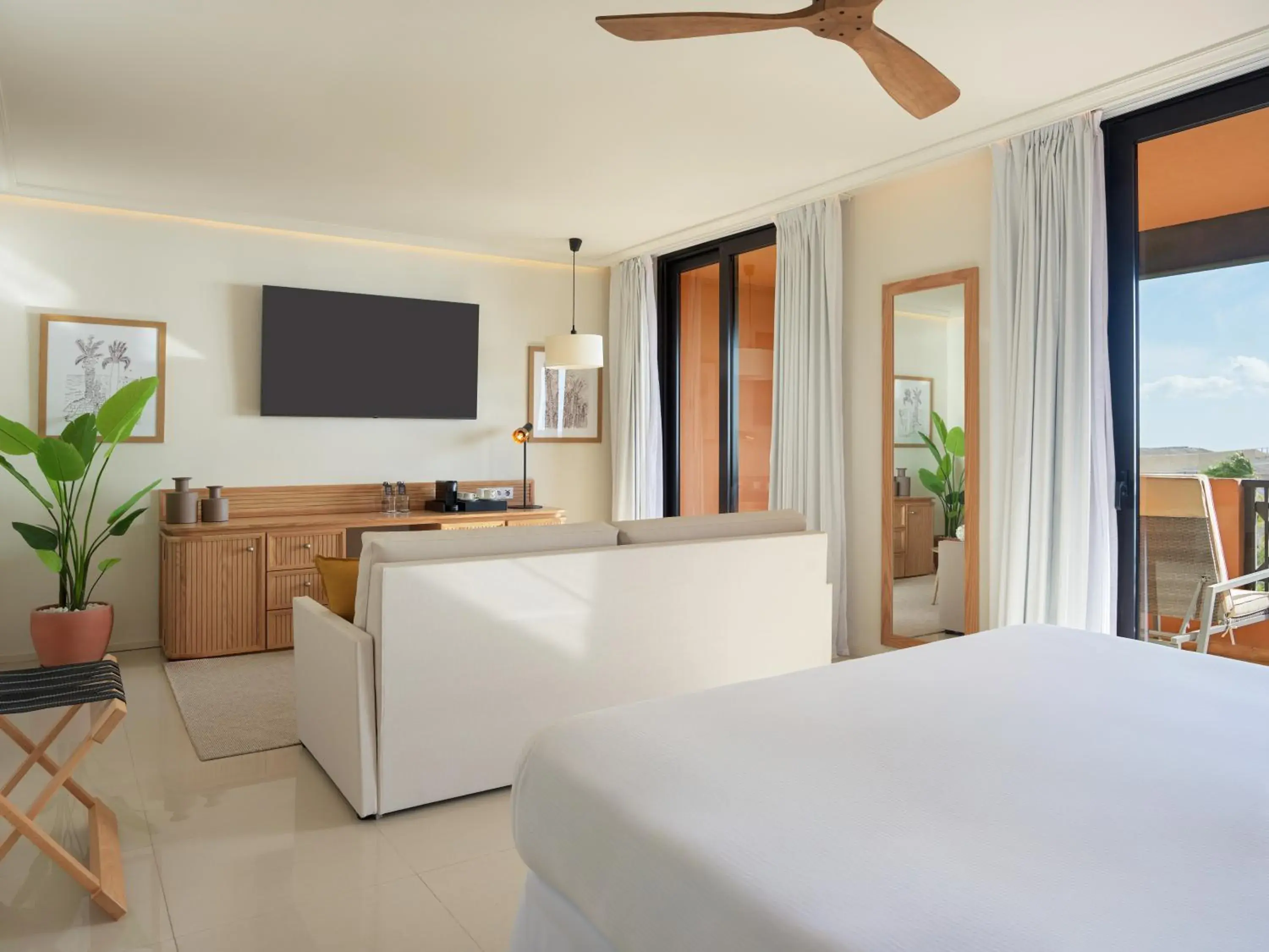 Photo of the whole room, Bed in H10 Costa Adeje Palace Photo of the whole room, Bed in H10 Costa Adeje Palace