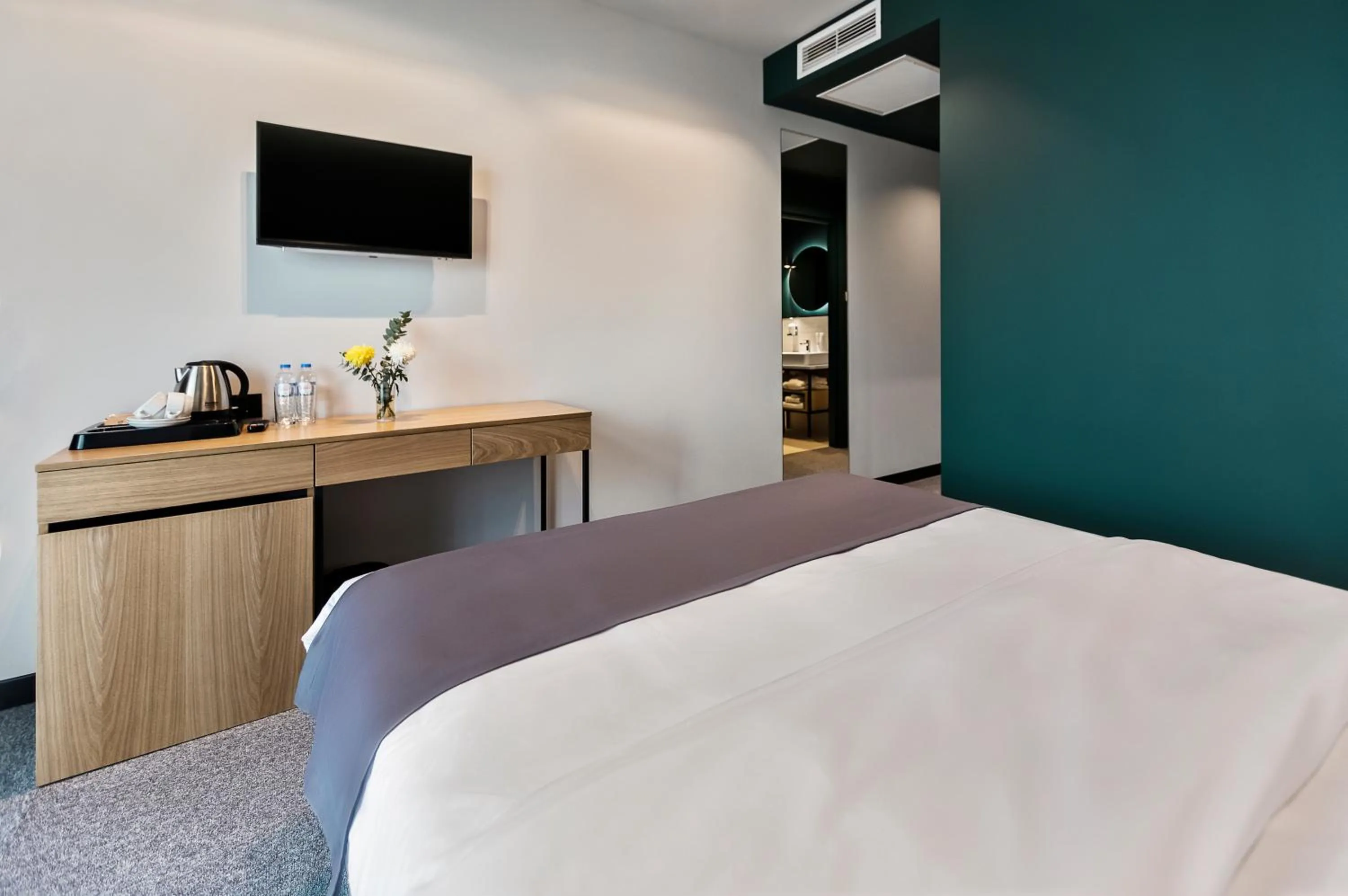 Bathroom, Bed in Graf Hotel