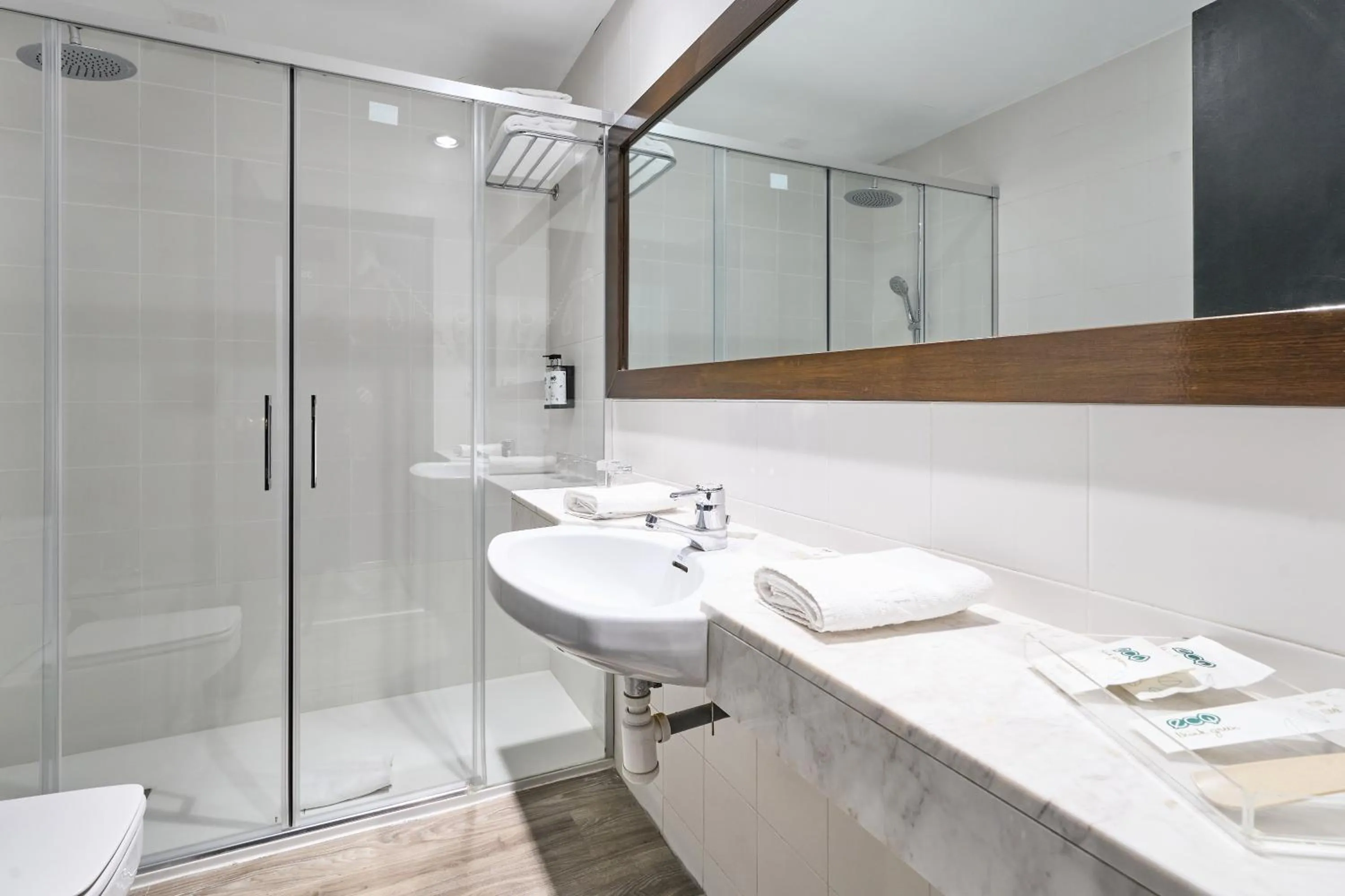 Shower in Catalonia Gran Hotel Verdi