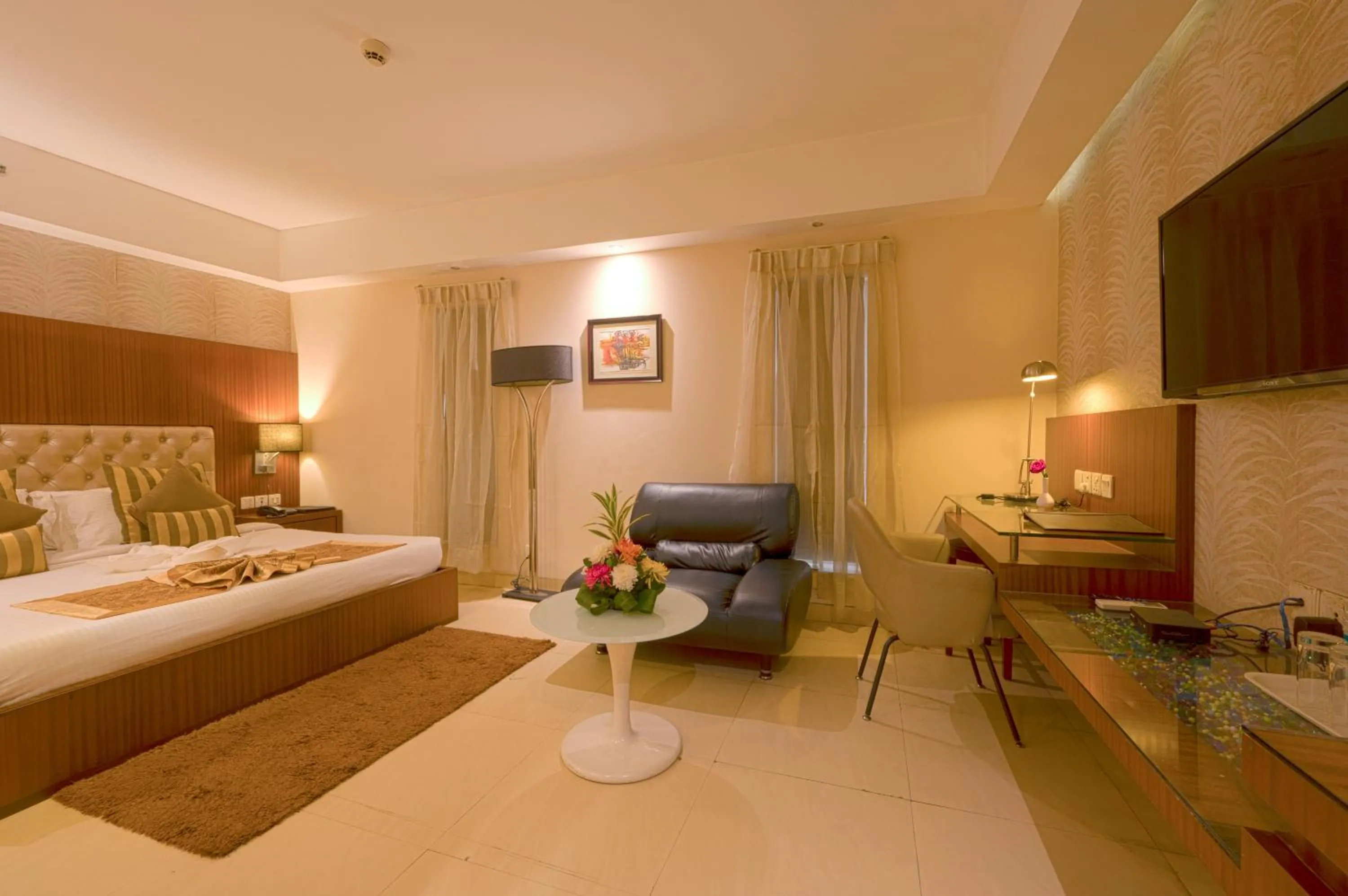 Living room, Bed in Celesta Hotel - Kolkata
