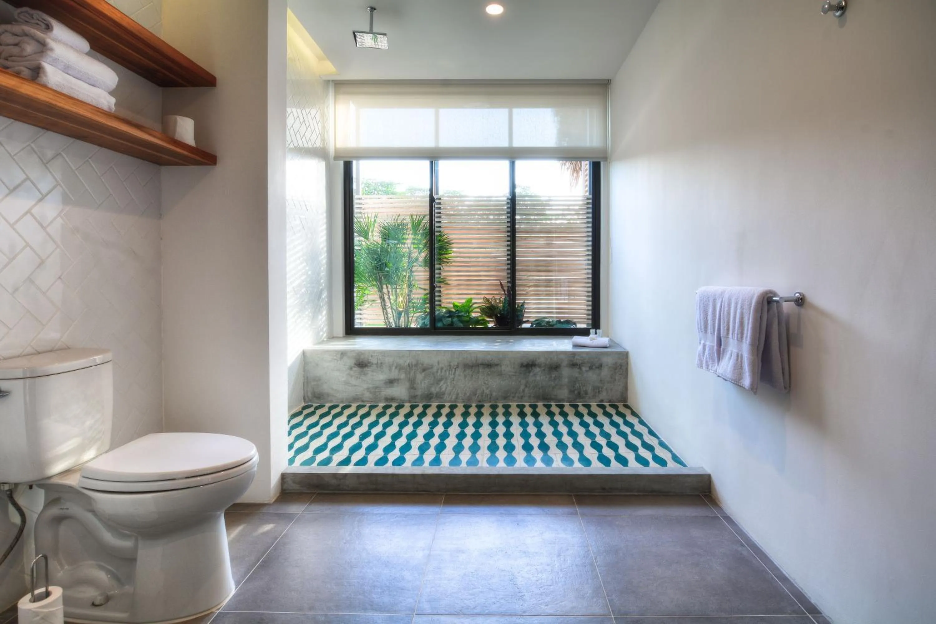 Shower in The Gilded Iguana